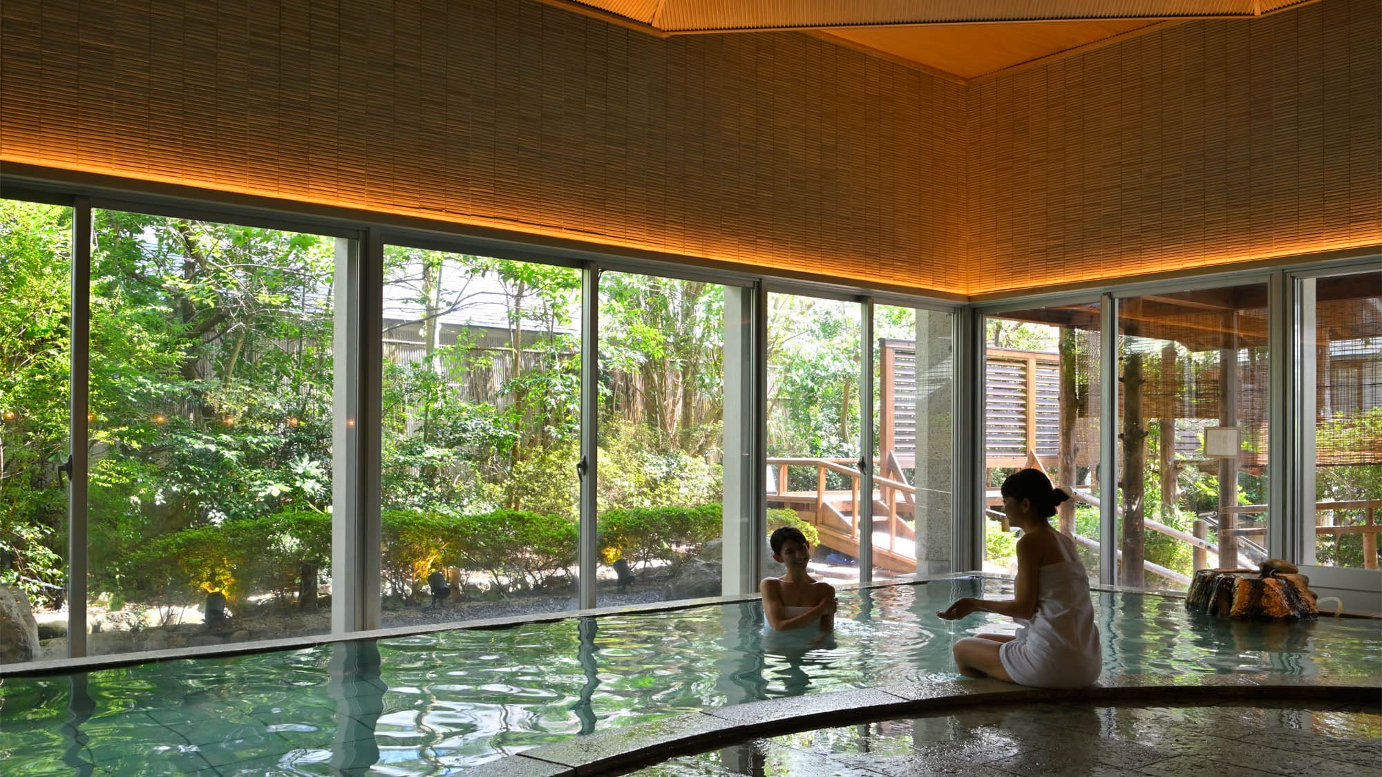 [Takinoyu] << Taketori no Yu >> An indoor bath overlooking a Japanese garden