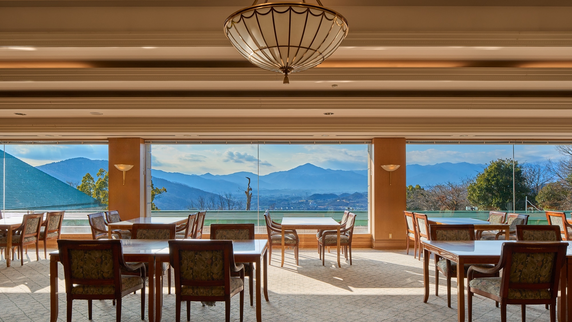 [Restaurant] The mahogany-based interior creates a comfortable space with a calming atmosphere.