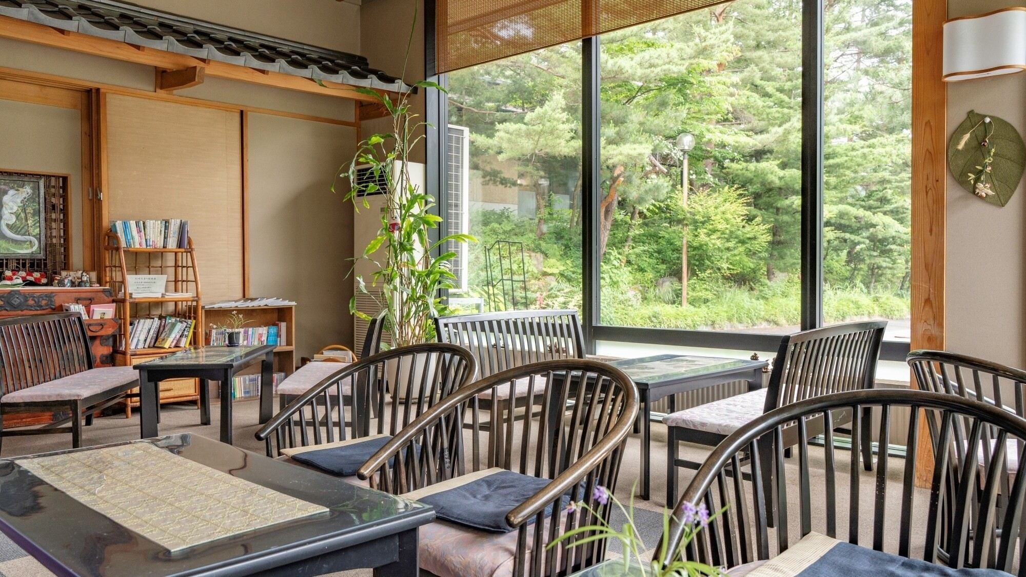 [Inside the building] Please relax while looking out at the nature of Zao.