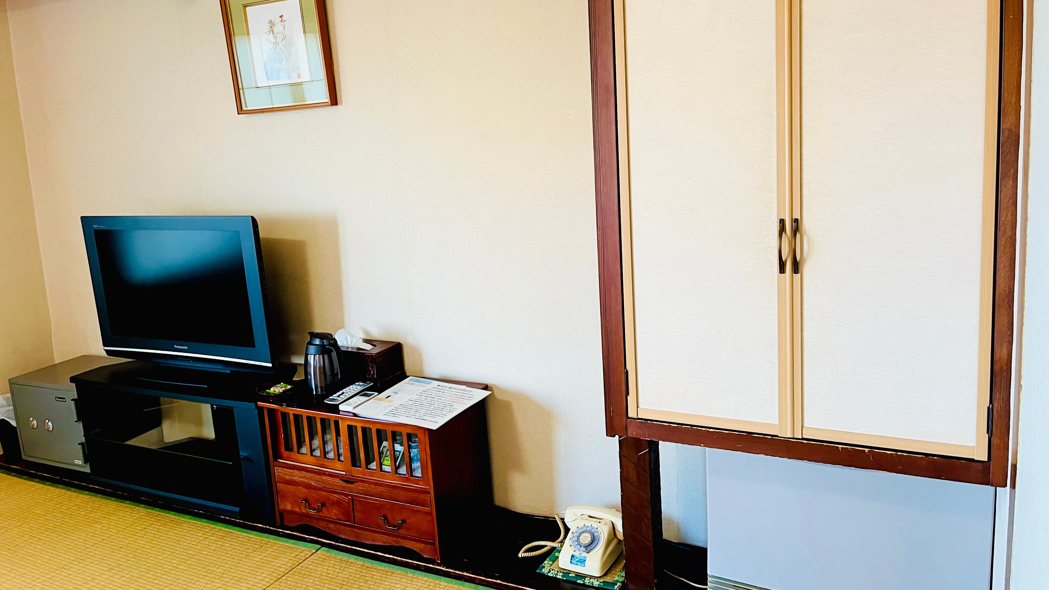 [Japanese-style room with twin beds] TV and tea set