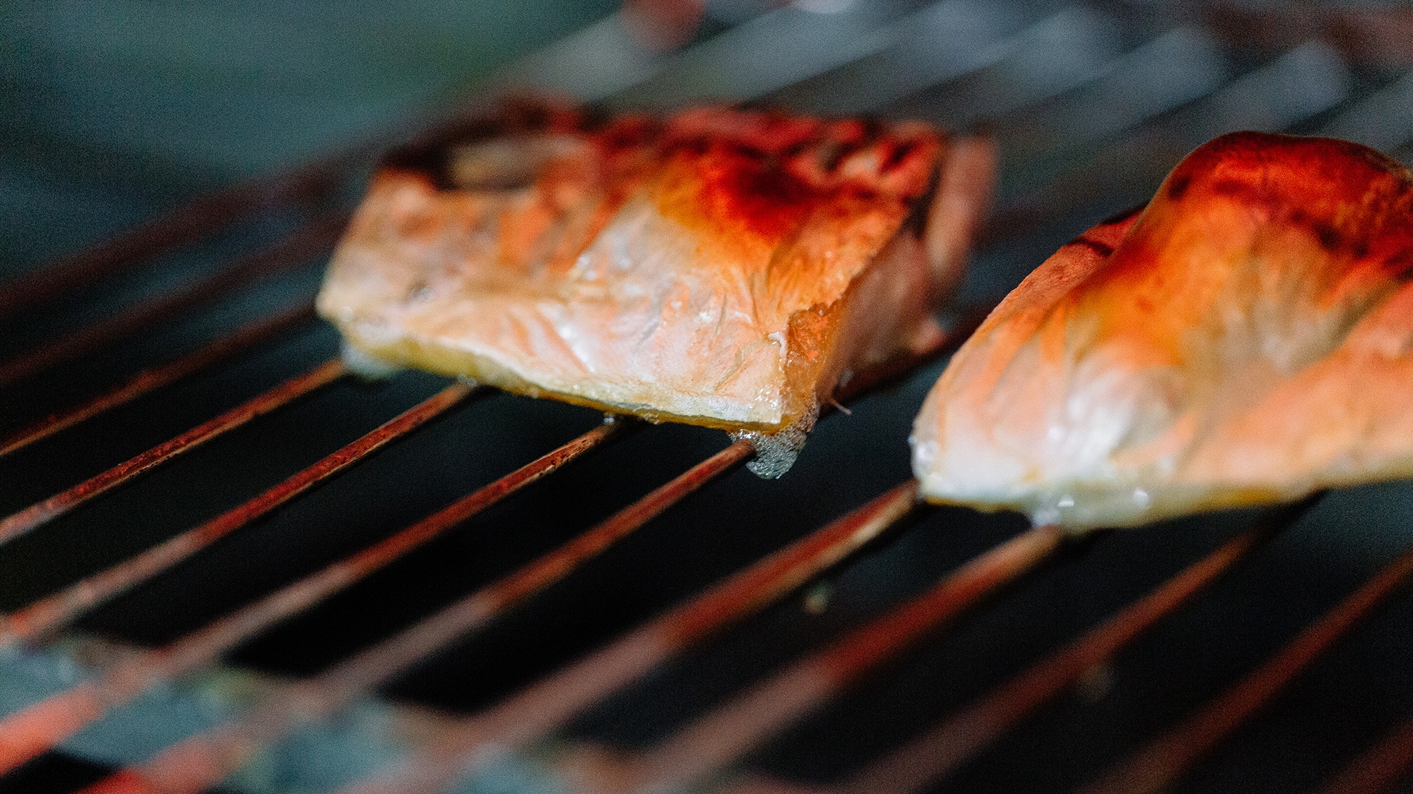 ・We will bring you freshly grilled salted mackerel for breakfast.