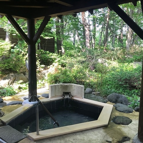 [Magma Bath/Open-air Bath] In spring and summer, the green of the trees illuminated by the sunlight looks even more beautiful.