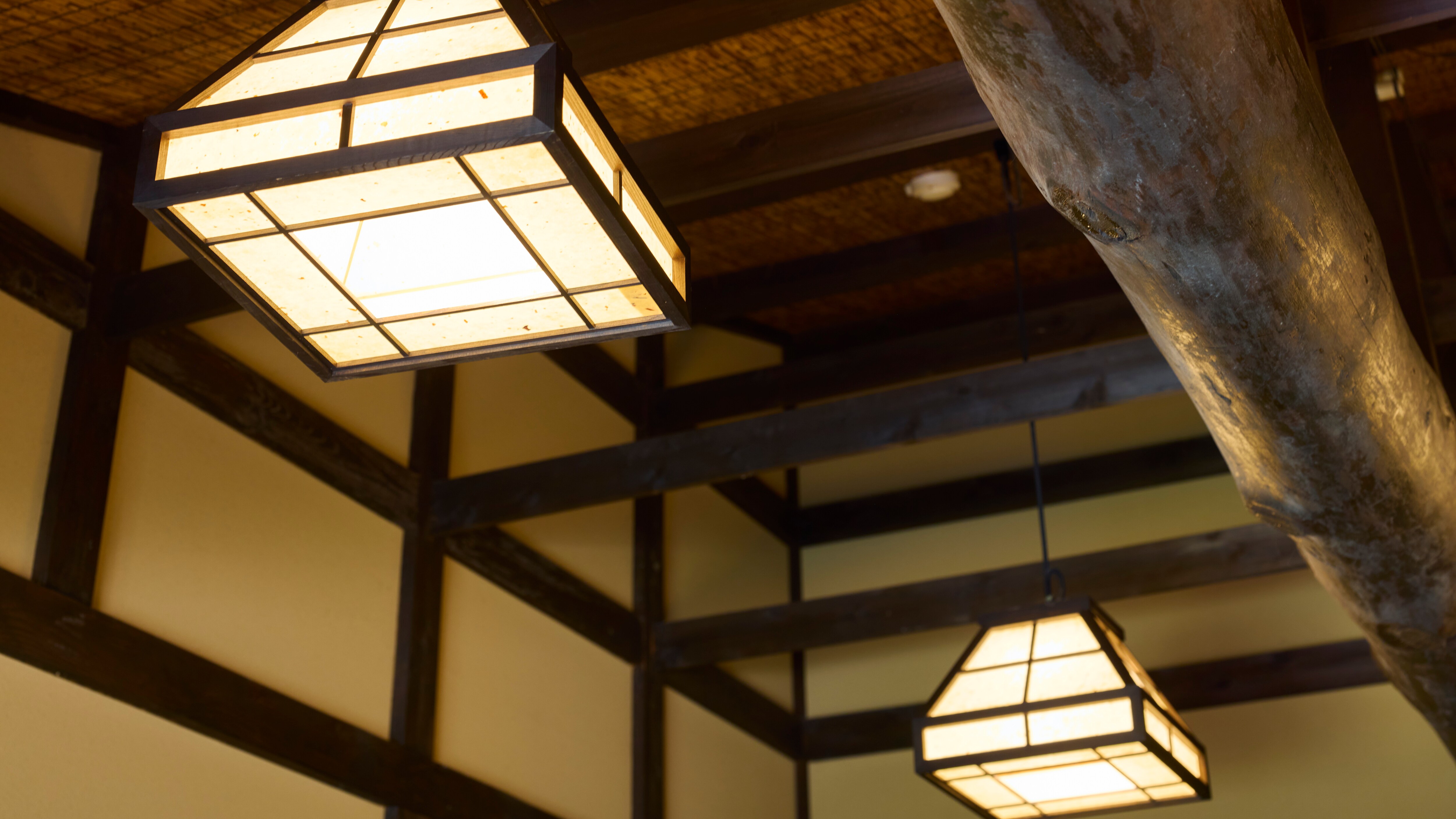 [Superior Japanese-style room] A calm and tranquil Japanese-style room with a ceiling made of reeds and impressive, heavy beams.