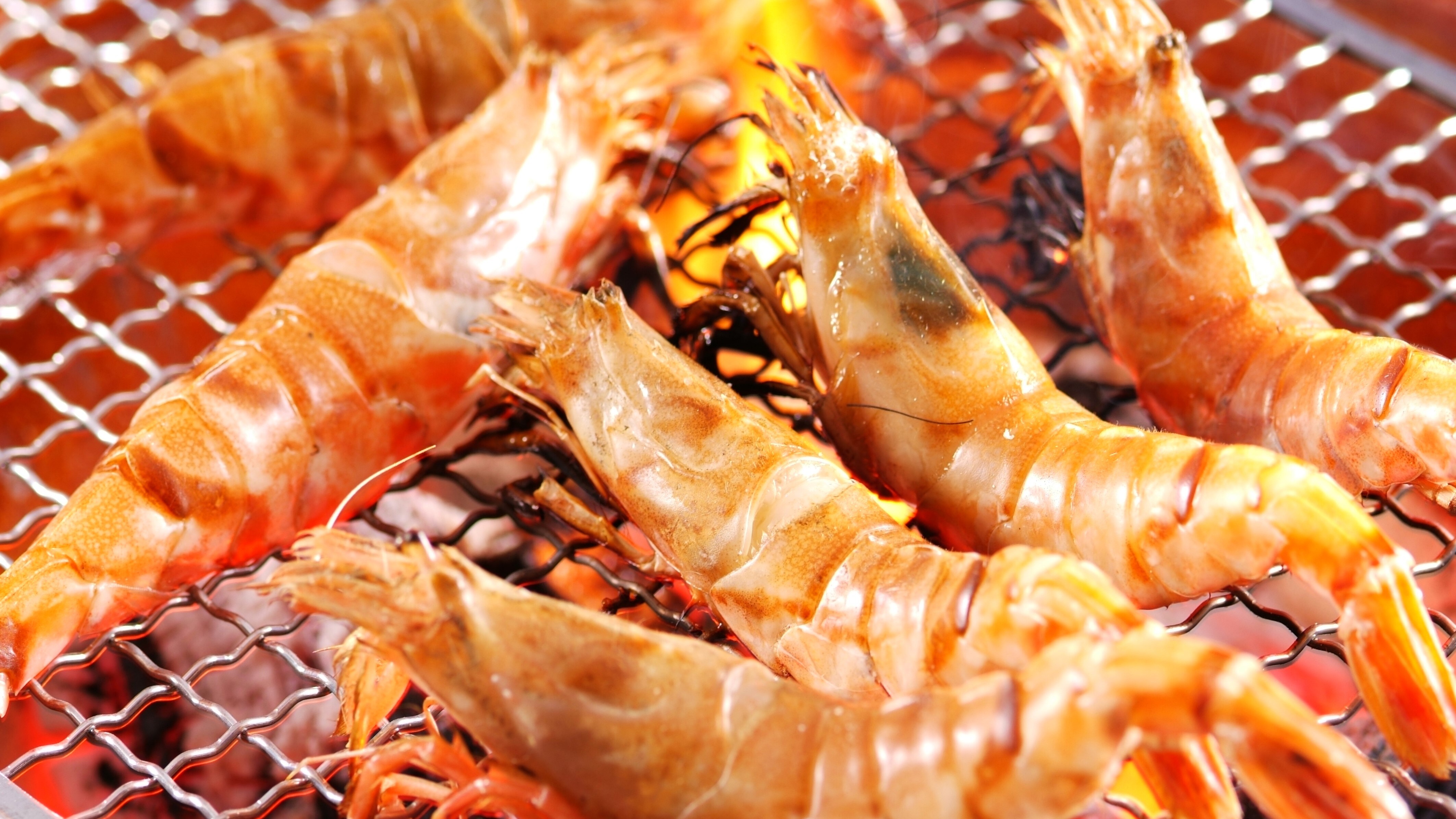 [Charcoal-grilled white shrimp] Eat fresh white shrimp with charcoal-grilled!