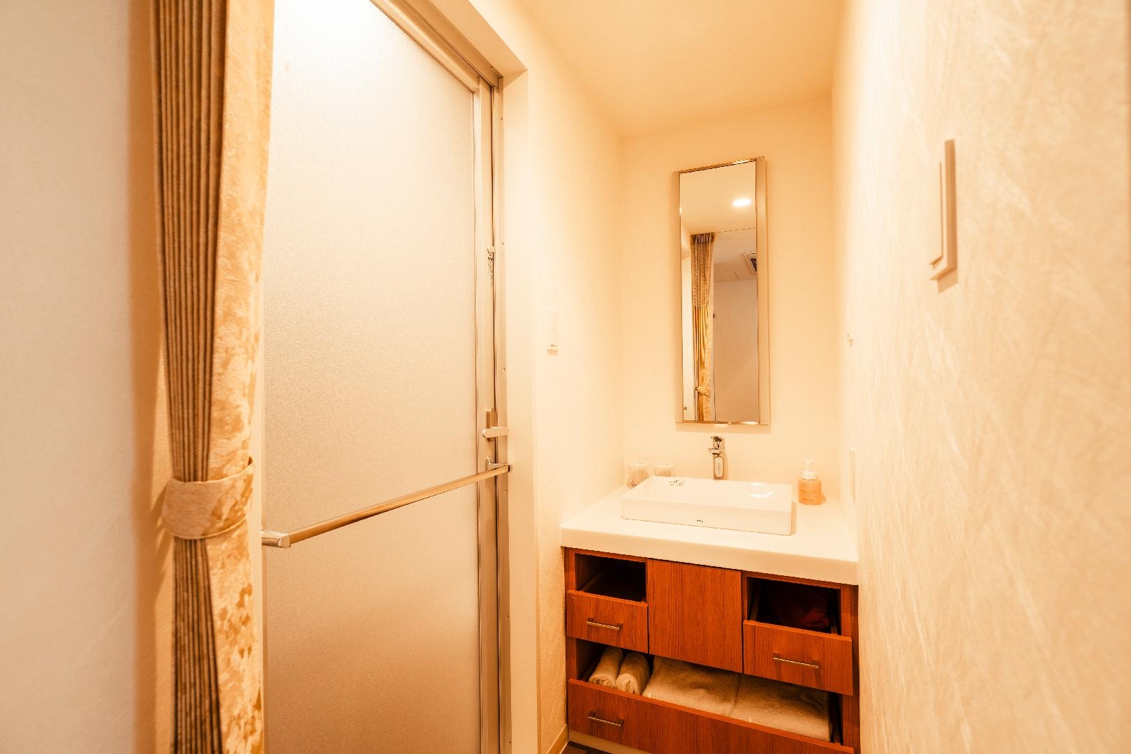 Bathroom (Deluxe Twin)