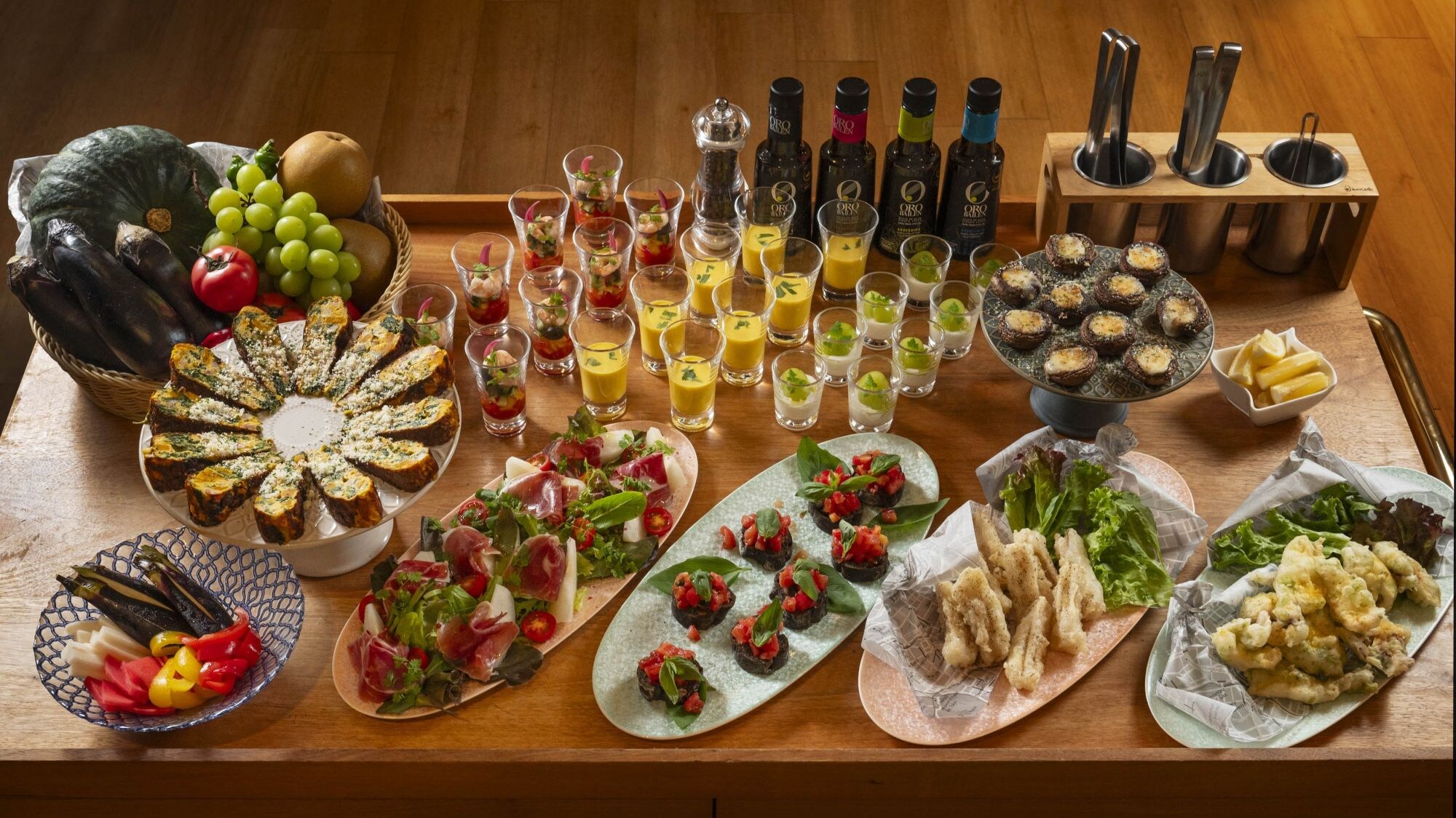 Một xe đồ ăn nhẹ với đủ màu sắc mùa thu và 12 món khai vị khác nhau sẽ làm bữa tối của bạn thêm phần hấp dẫn.