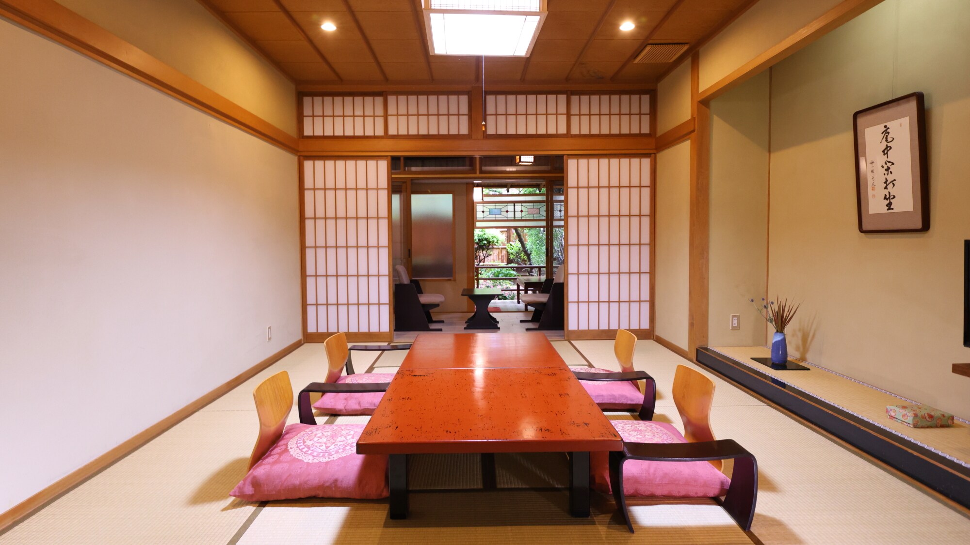 A guest room with an open-air bath, 10 tatami mats, overlooking the garden from the window