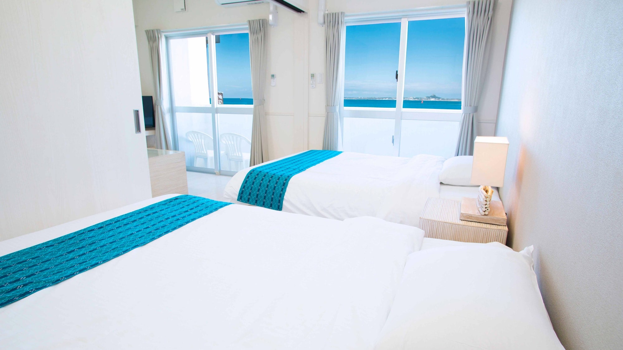 [Western-style room (1F)] Enjoy a good night's sleep with the sound of the waves as your pillow