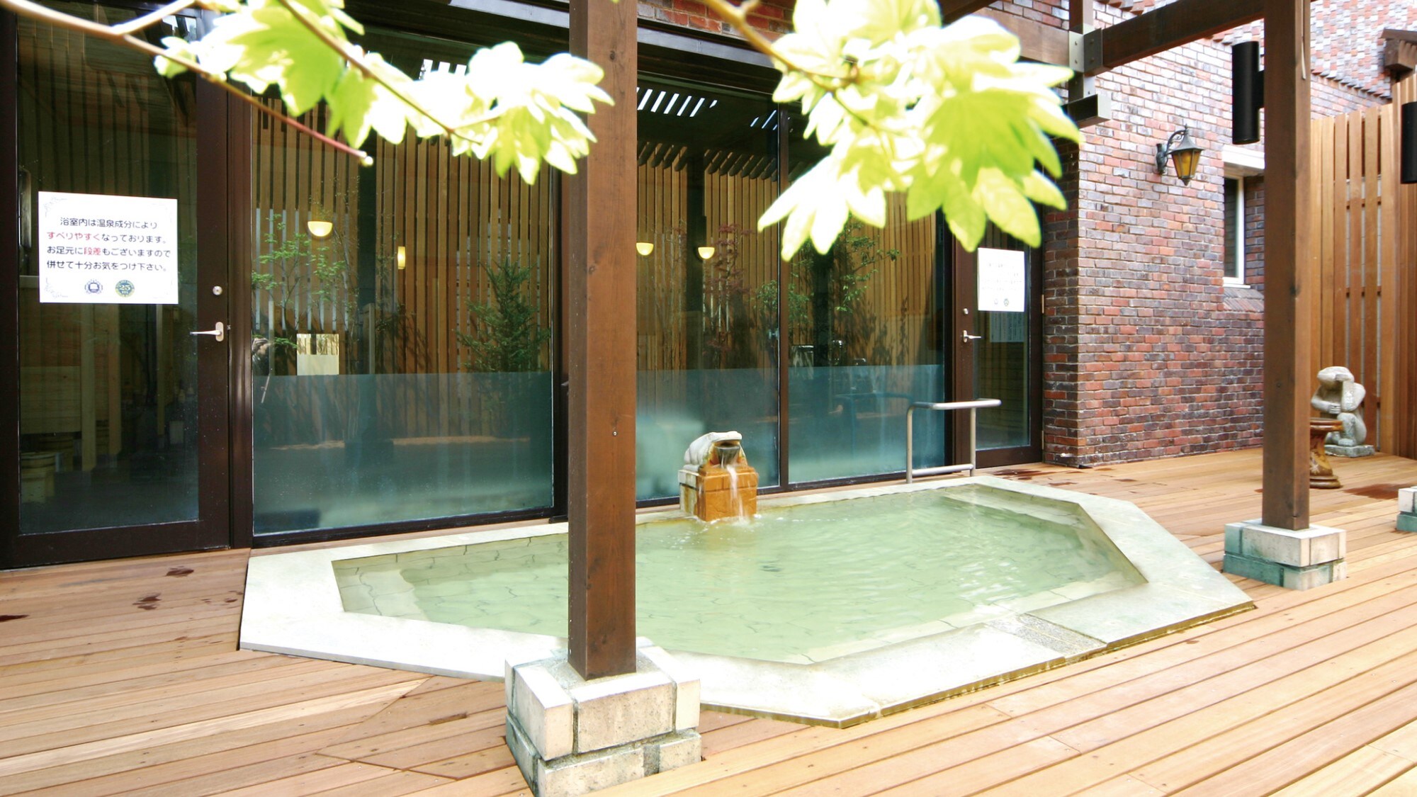 [Large communal bath] Open-air bath