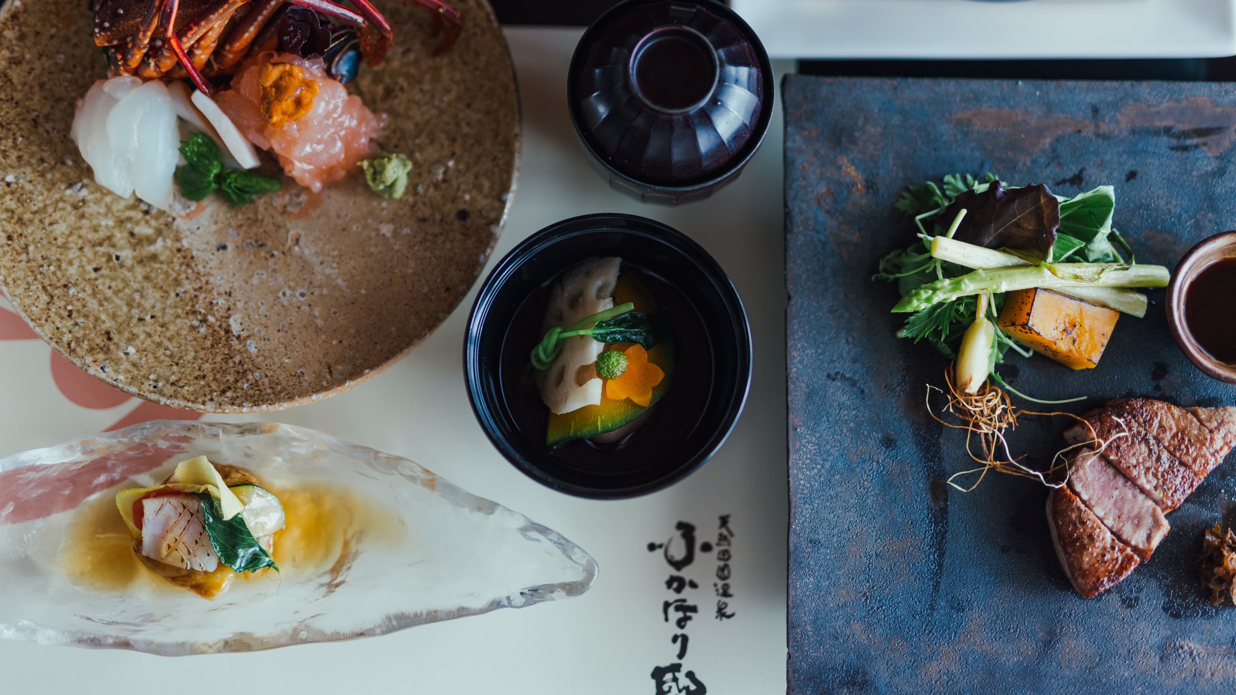 [Dinner/Upgrade] Enjoy spiny lobster and premium Japanese black beef fillet steak.