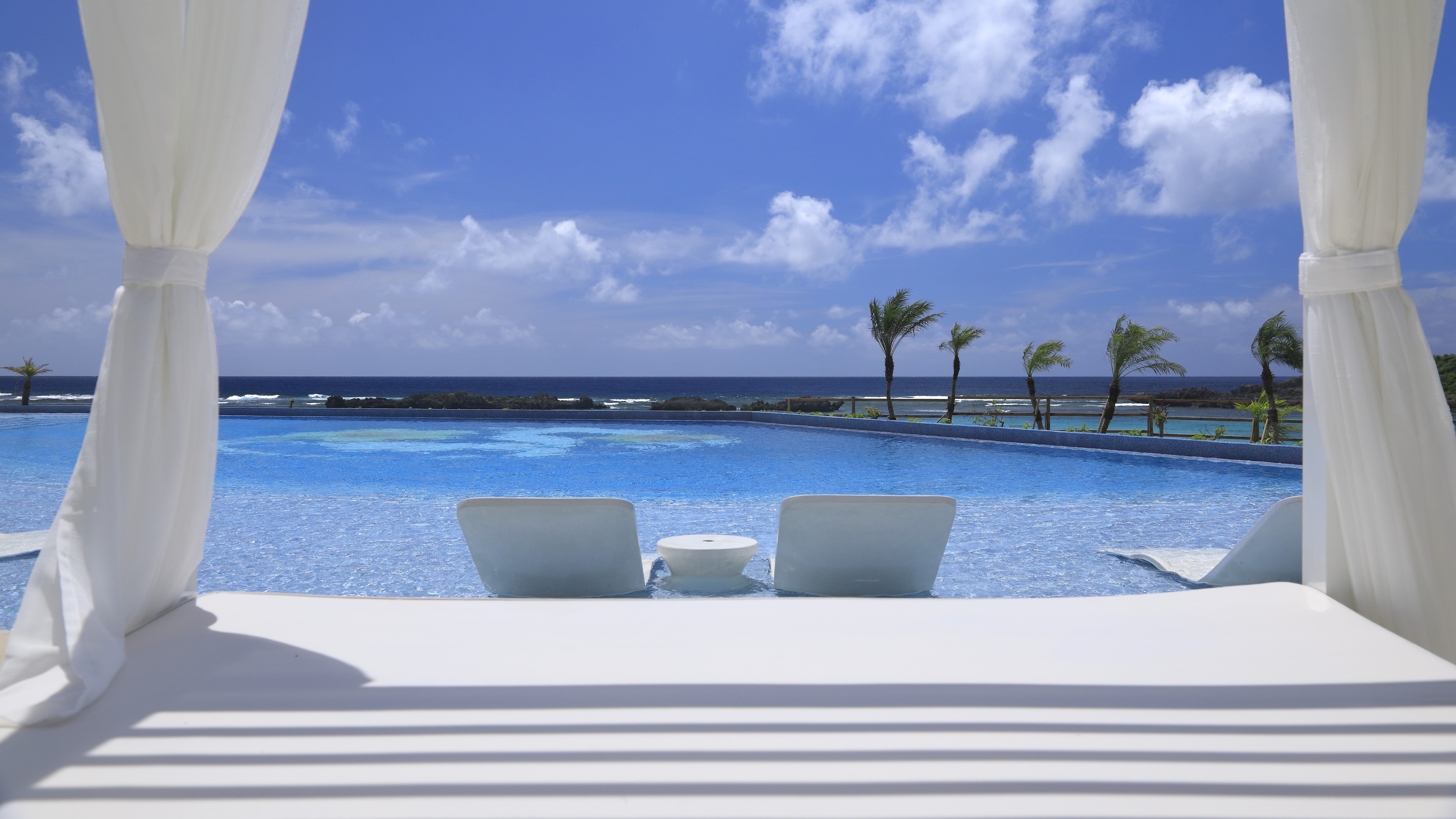 [Shigira Beachside Pool] The main pool is an infinity pool that blends into the blue horizon.