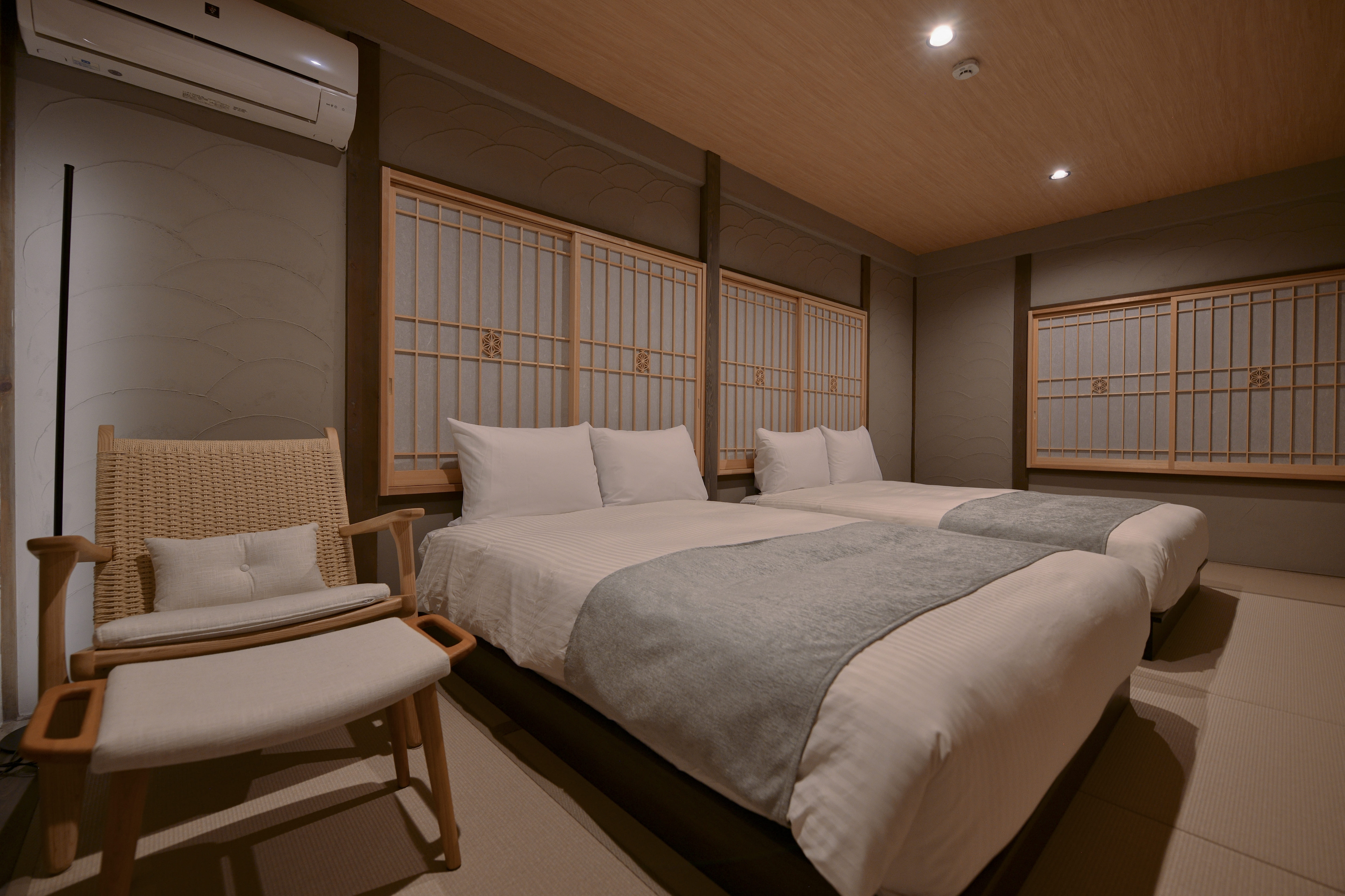 Double bed bedroom (top image)