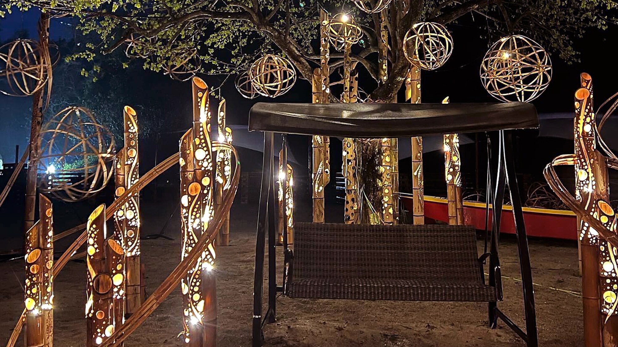 [Bamboo lanterns] Sit on the swing and enjoy a peaceful time surrounded by soft light.