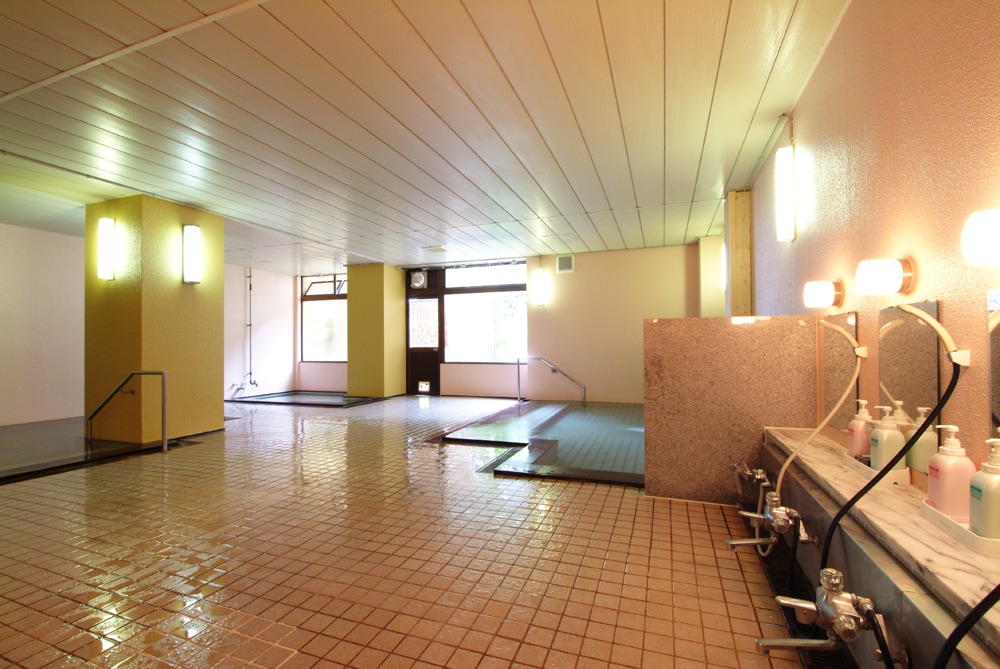 ห้องอาบน้ำในร่มของผู้หญิง