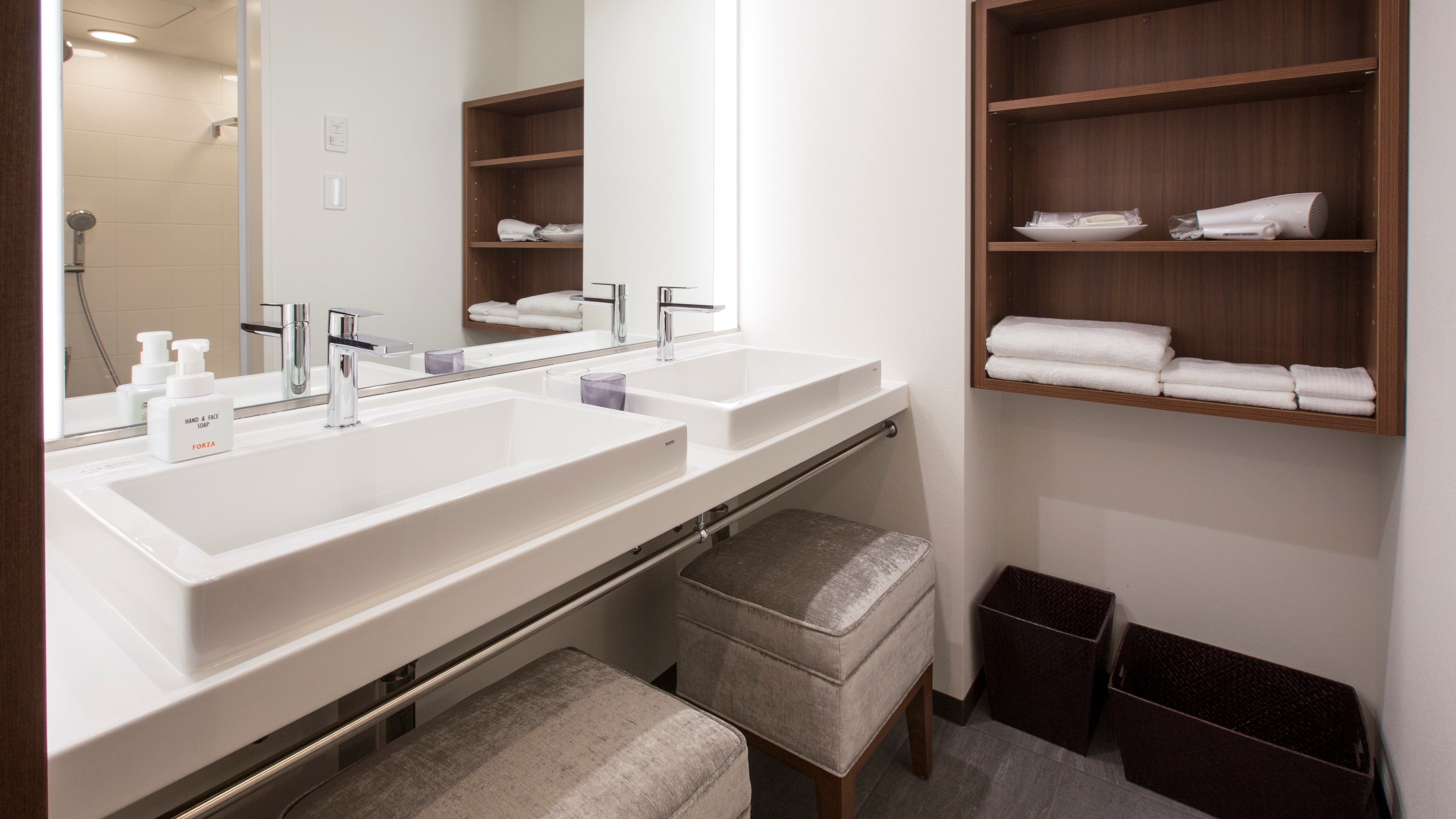 "Certina in Twin" is equipped with two washbasins that are safe even in the morning in a hurry