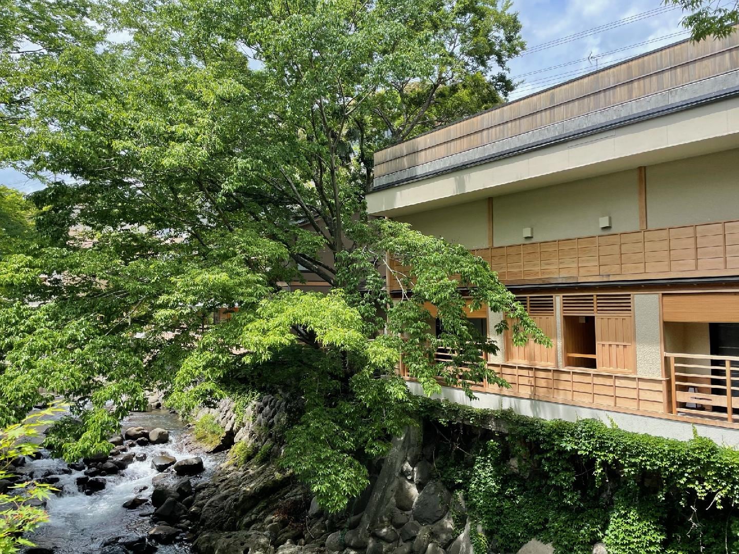 [Exterior] "Bettei/Water Storyteller" built along the Katsura River