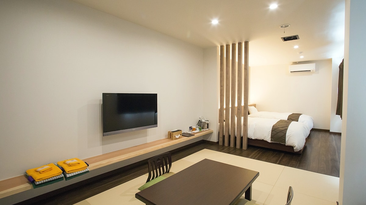 * [Room / Special Japanese-Western Room] Japanese-style room with 10 tatami mats + Western-style room with 8 tatami mats. On a clear day, you can enjoy a panoramic view of Mt. Chokai.