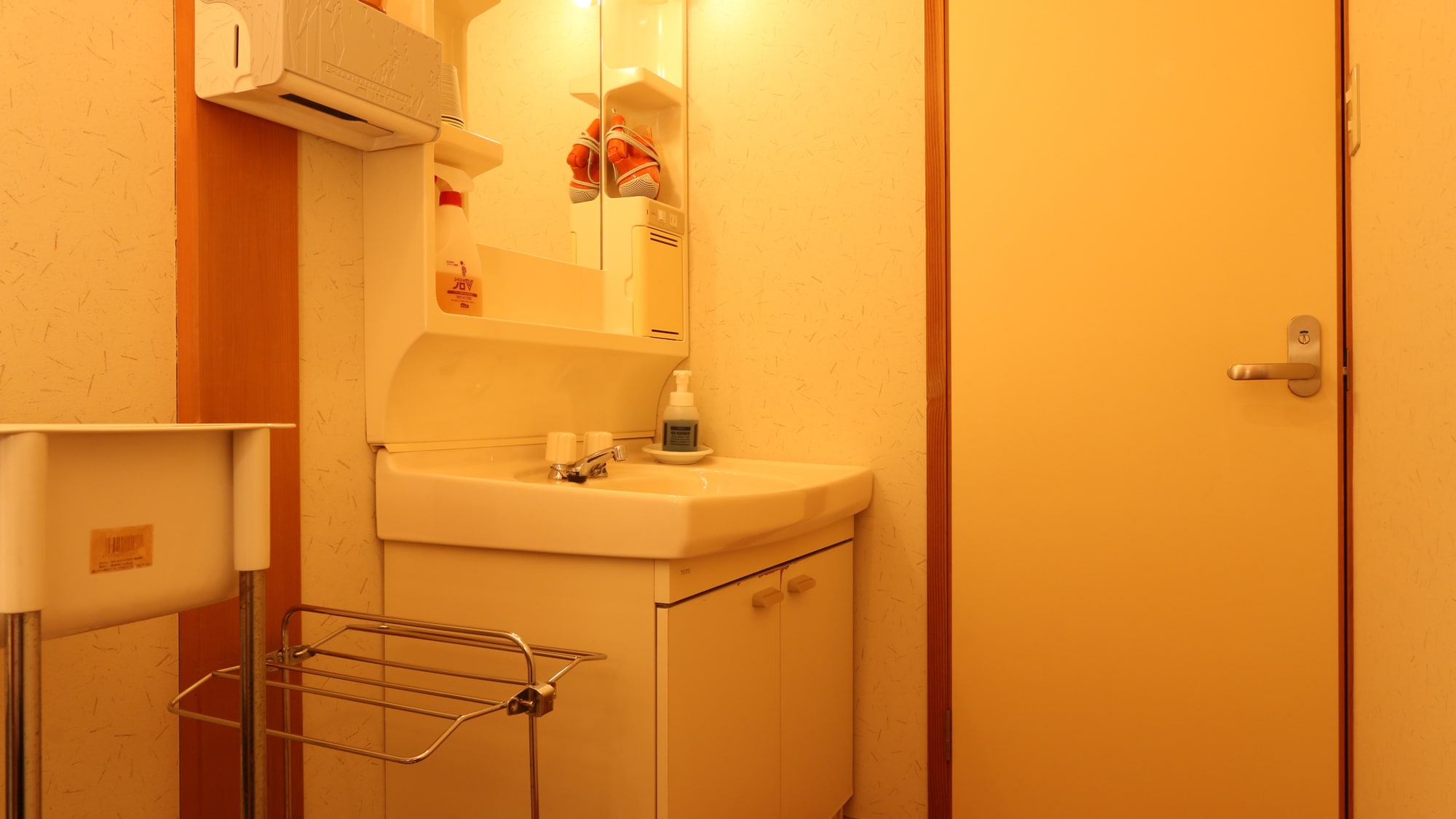 A Japanese-style room with 8 tatami mats and a washbasin and toilet. (Main building) Air conditioning and heating, internet connection available within the building.