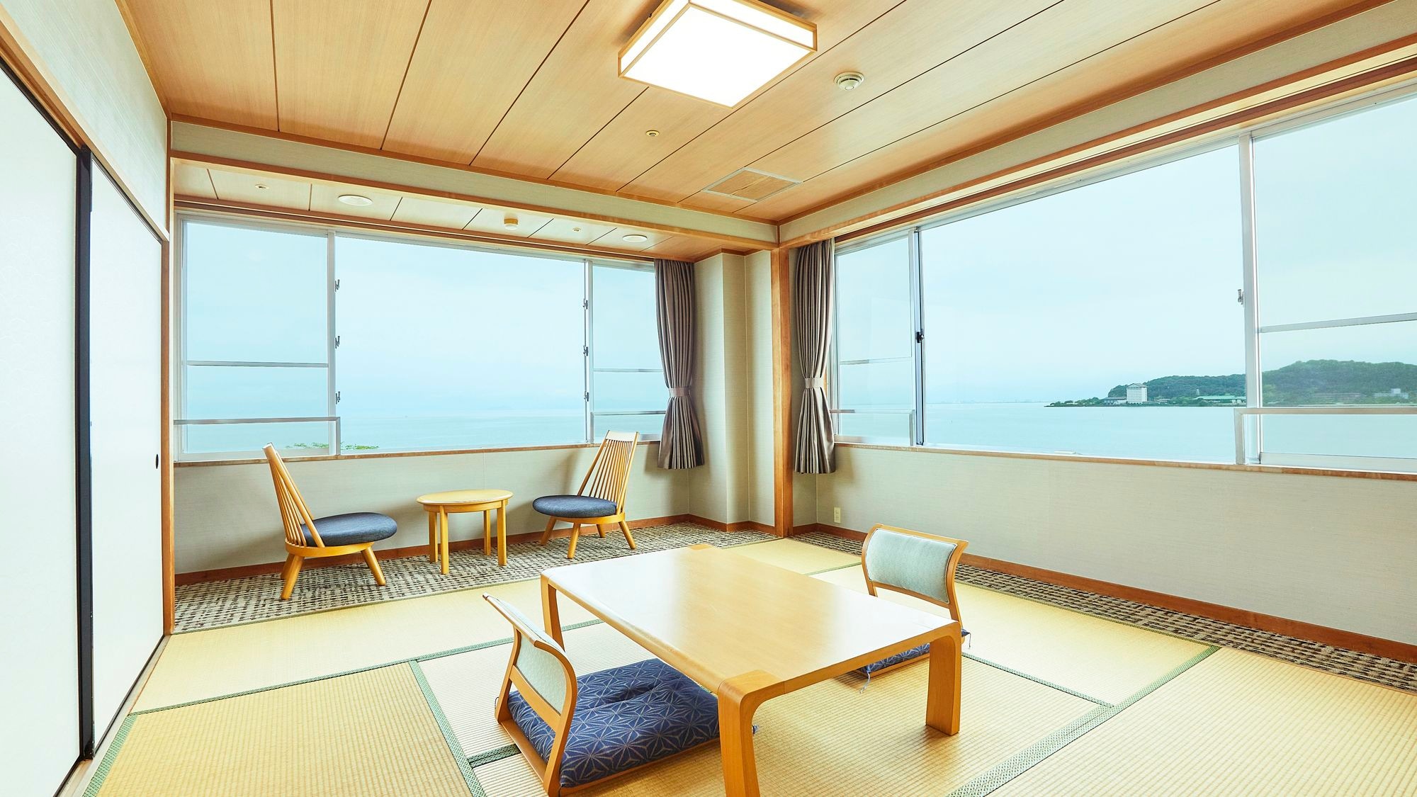 [8 tatami Japanese-style room, corner view] A high-class Japanese space surrounded by a calming atmosphere.
