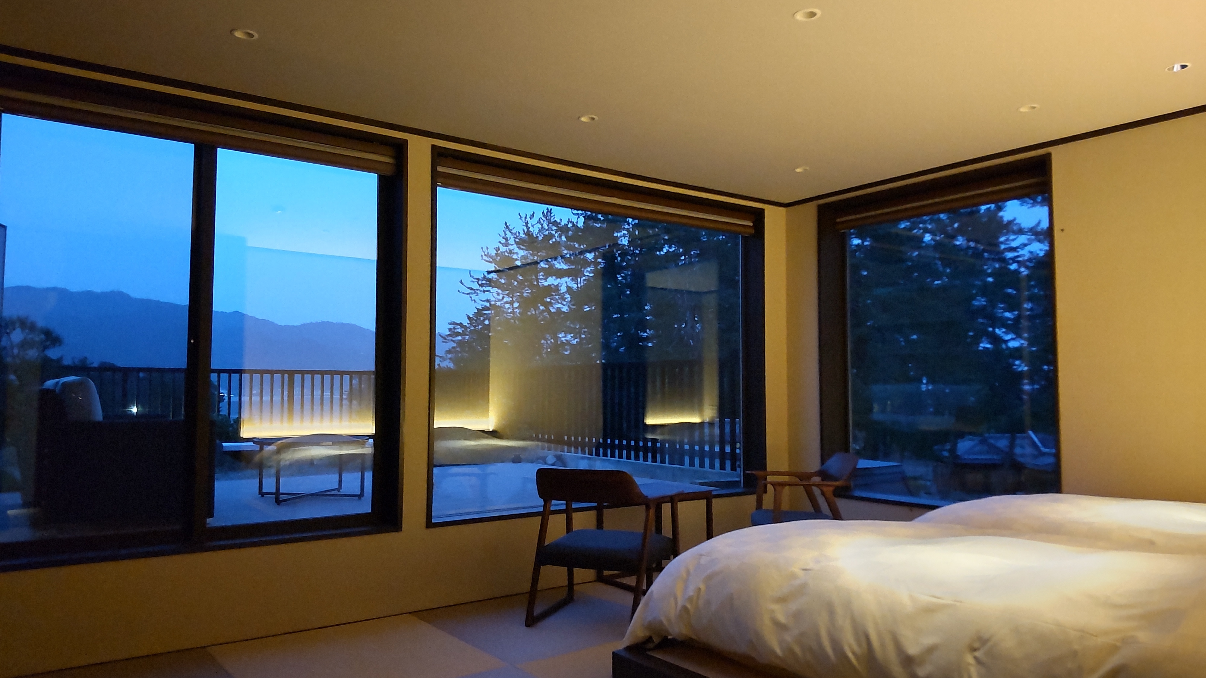 ``Japanese bedroom'' with a viewing terrace overlooking Amanohashidate Kaisen Bridge