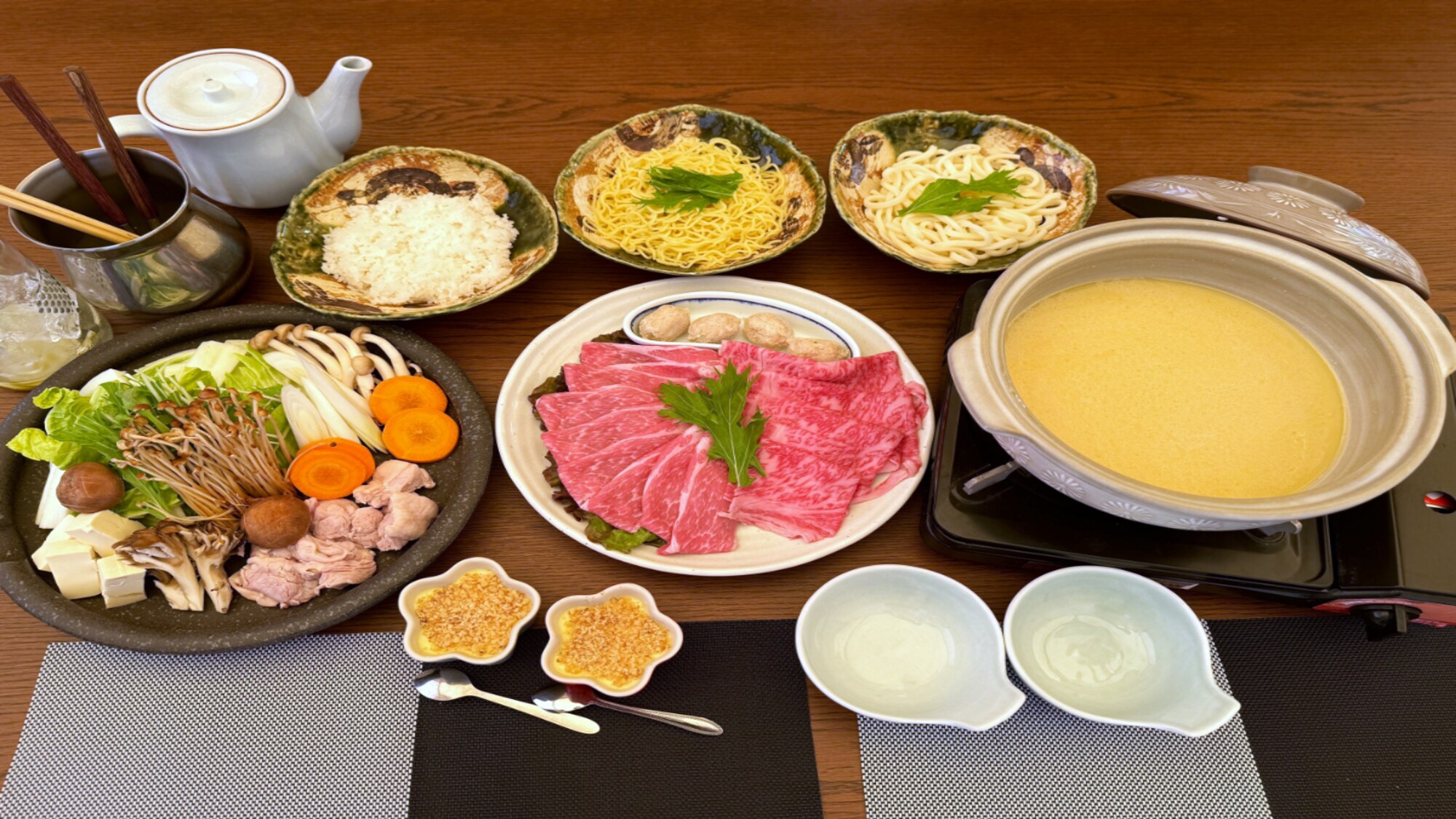 The casual hot pot plan includes Ena chicken collagen hot pot.