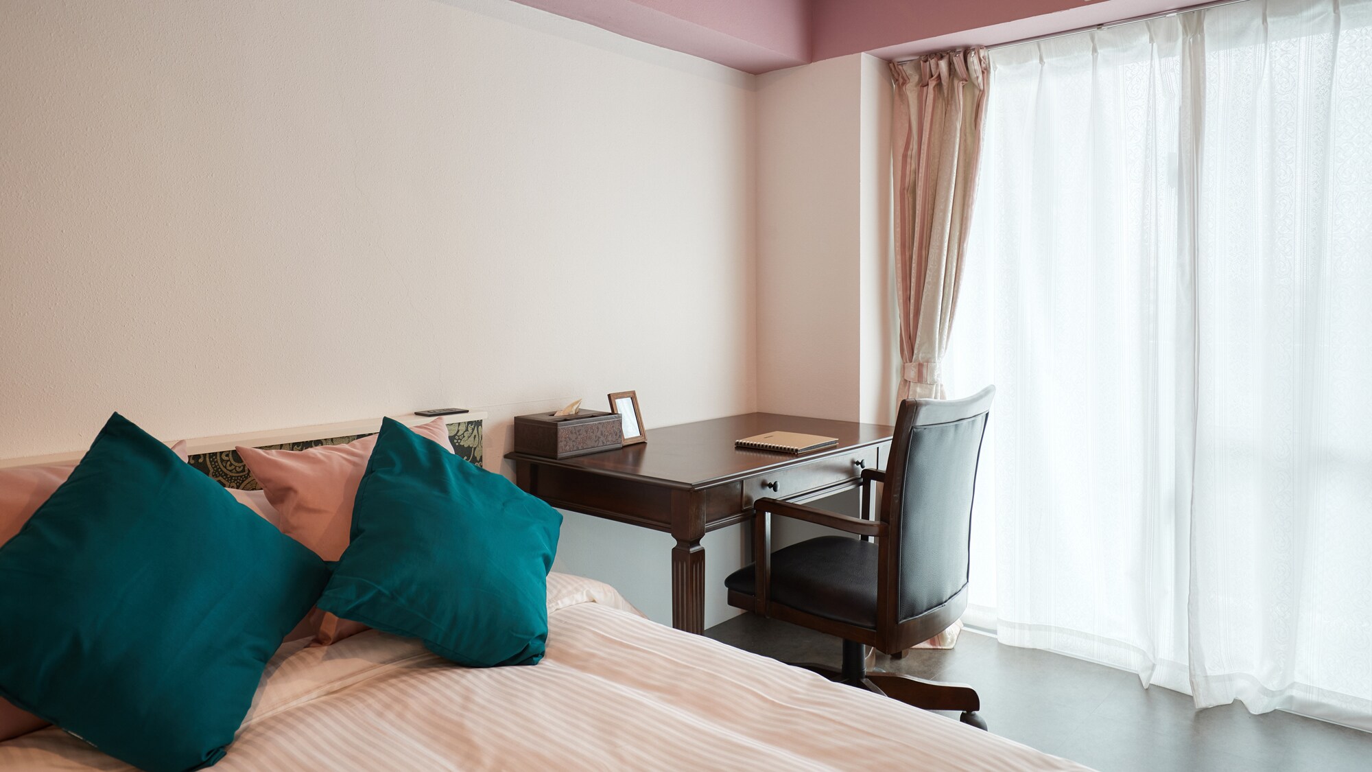 창문에서 빛이 들어오는 밝은 책상 공간. 여행 계획도 엄청납니다.