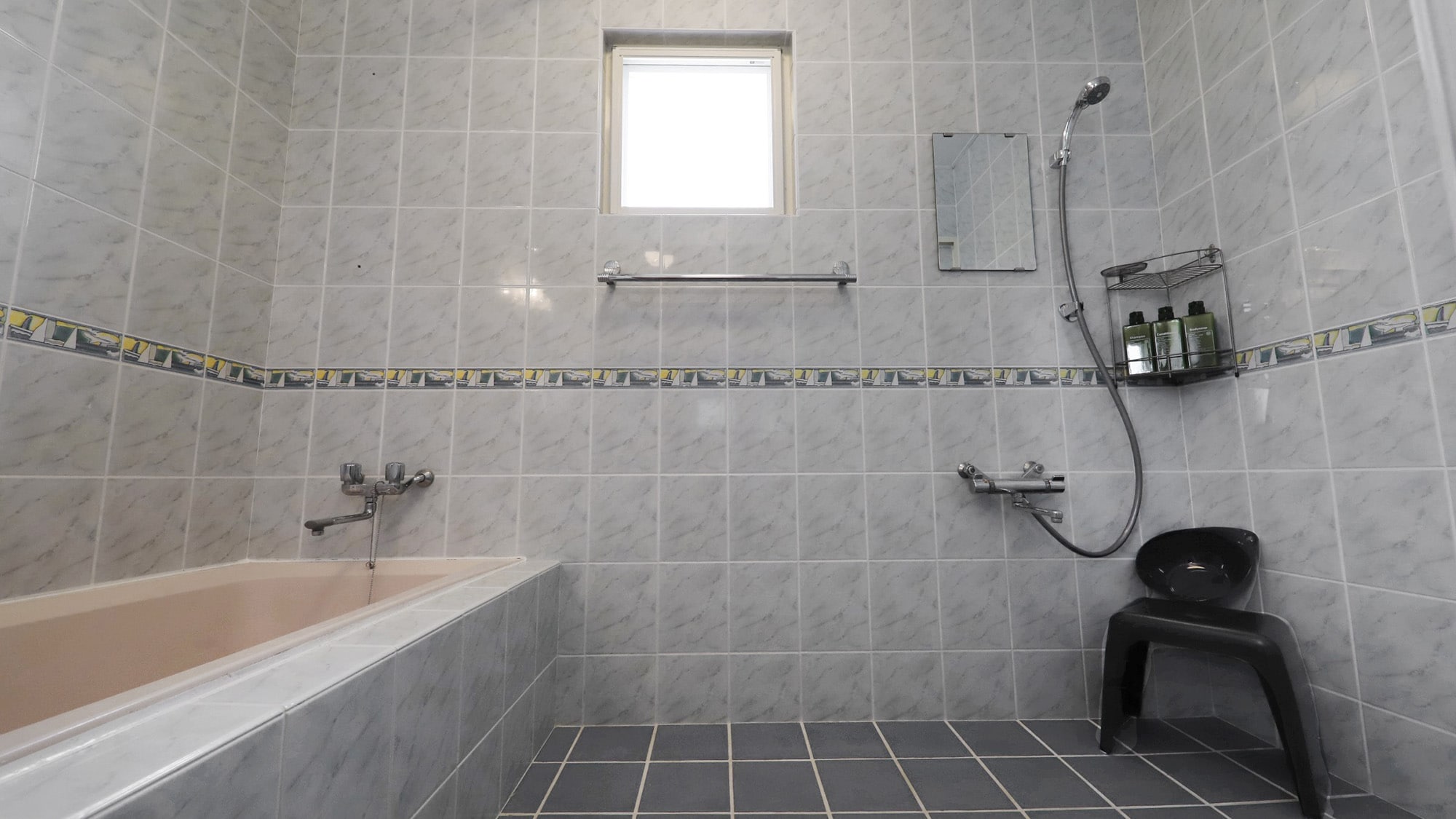 ・[Bathroom] A spacious washing area and a bathtub where you can relax. Refresh yourself after your trip.
