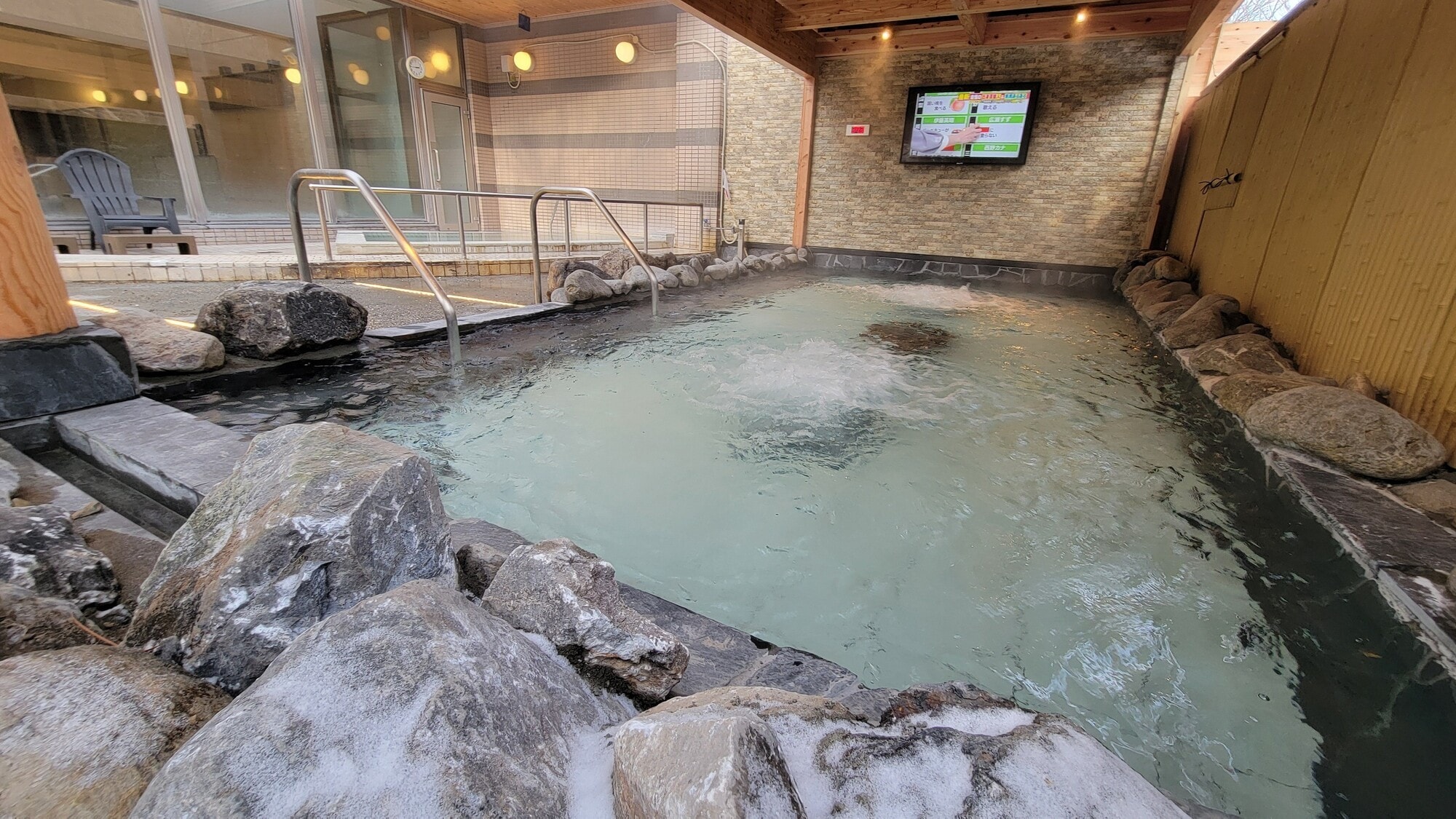 Natural hot spring open-air rock bath