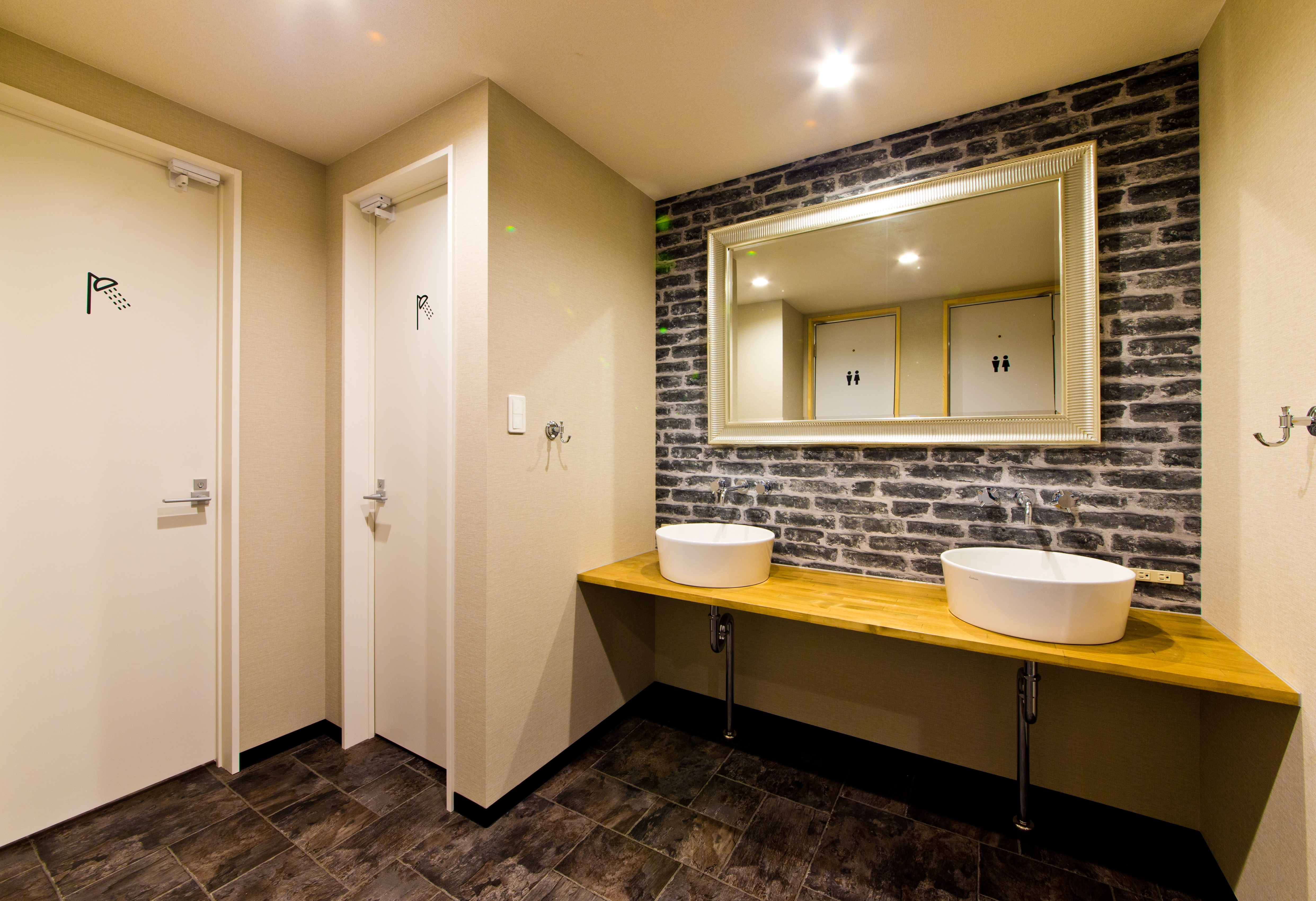 Shared washroom / shower room