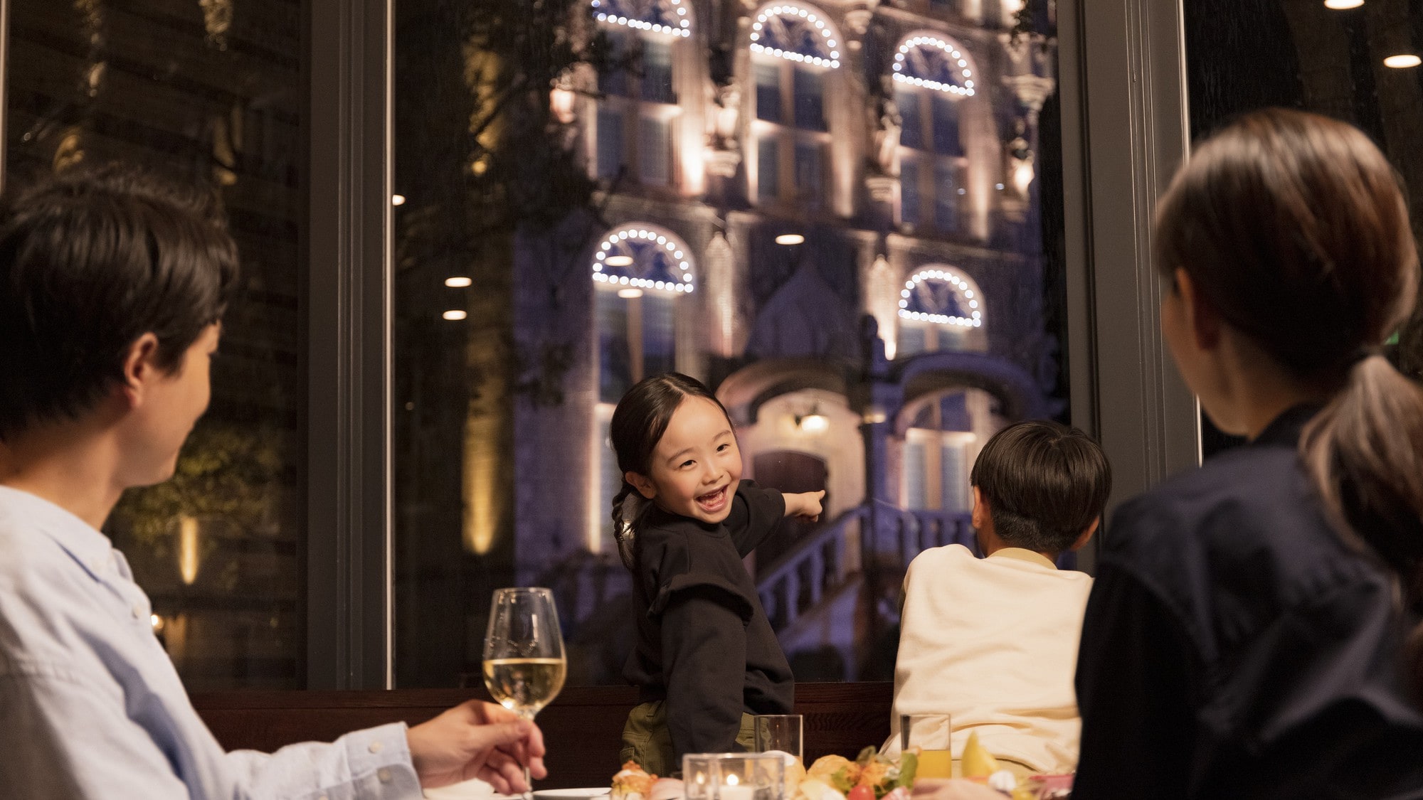[晚餐] 您可以一邊欣賞美麗的城市景觀一邊享用晚餐。