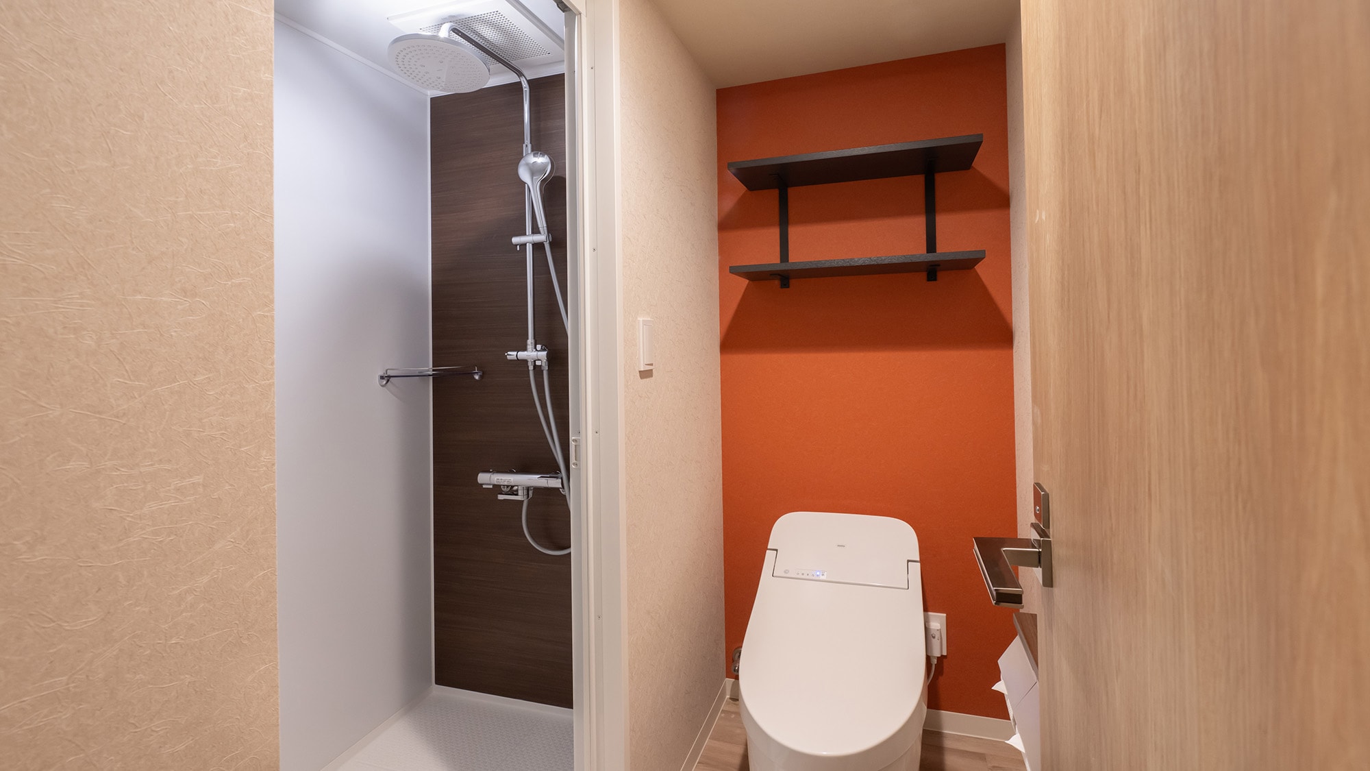 [Shower booths and toilets] All rooms are equipped with overhead showers. There is also a large public bath.
