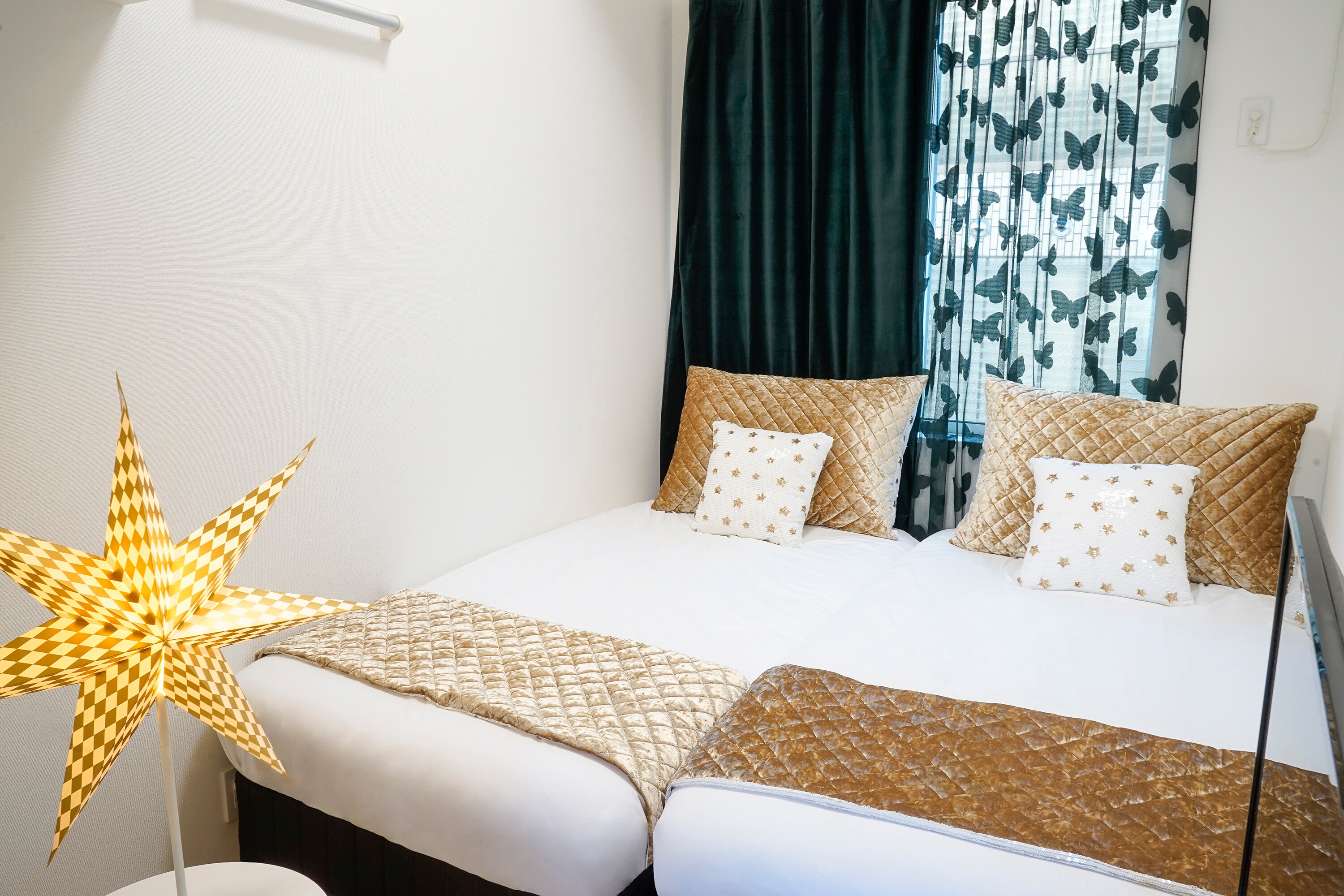 TWIN ROOM
