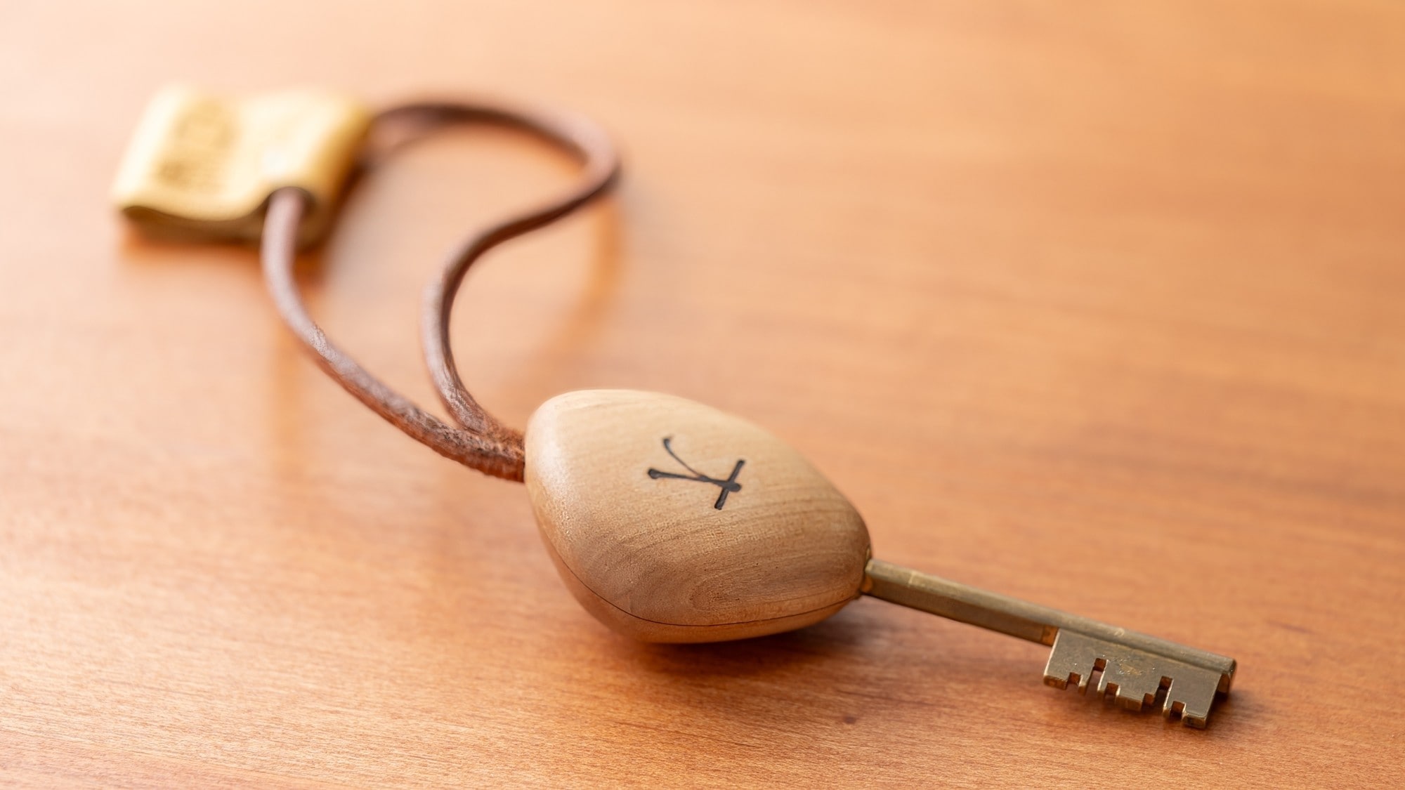 [Guest room facilities/room keys] Room keys are made of various wood materials depending on the room.