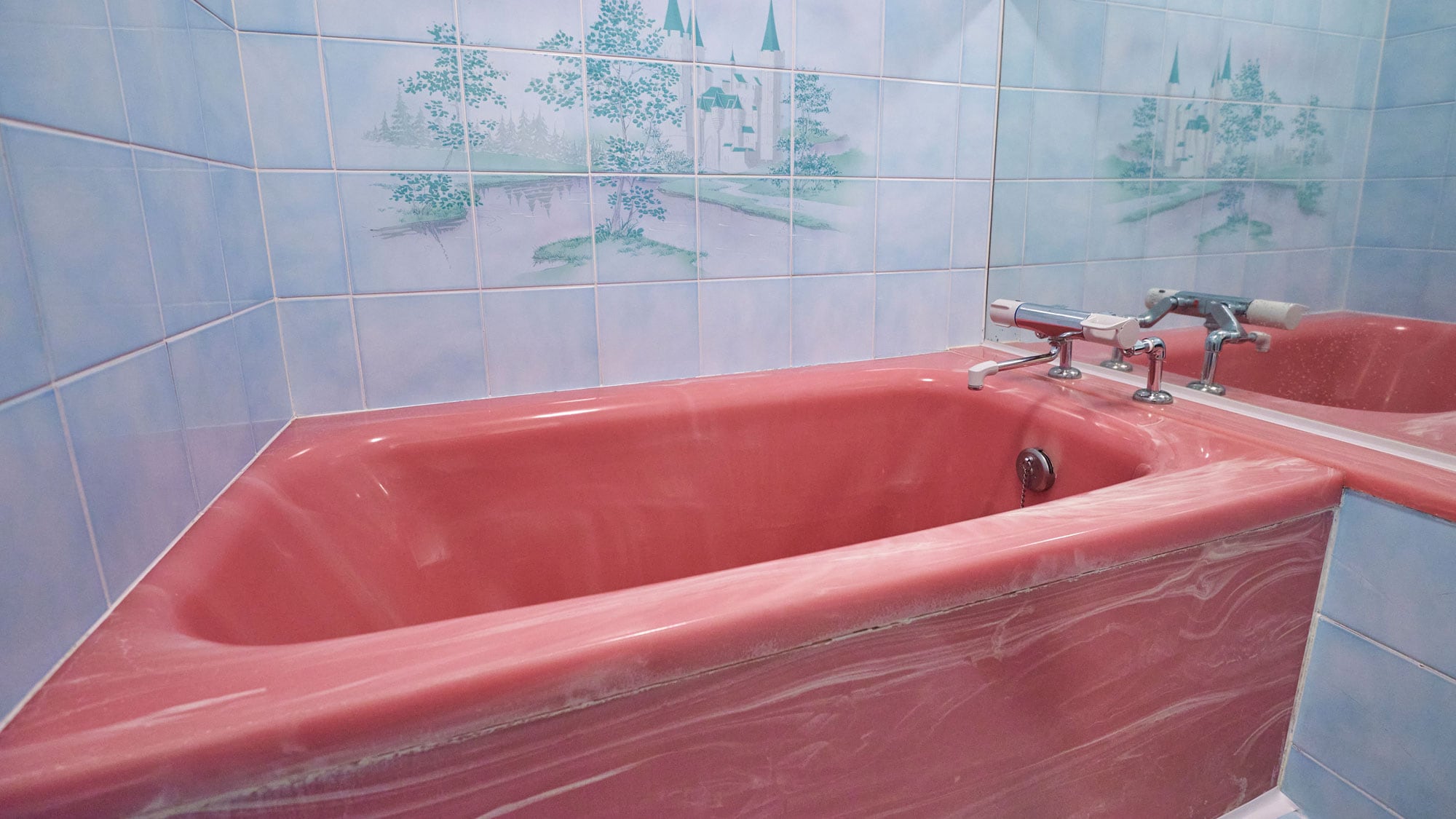 Ví dụ về phòng tắm *Phòng đôi và phòng hai giường đơn có bồn tắm, bồn rửa và bồn cầu riêng biệt