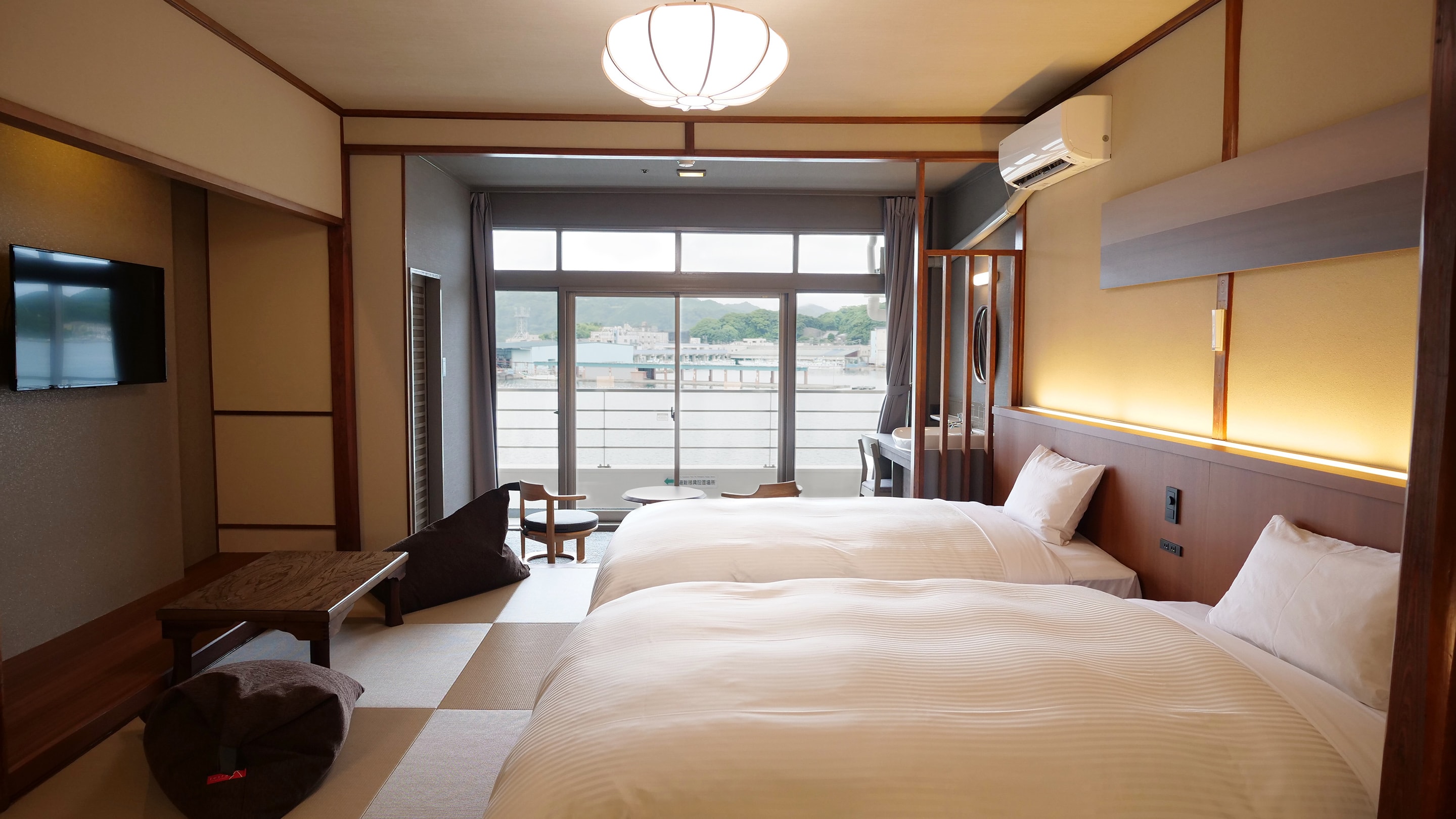 Standard Japanese-style twin bed *Example of a guest room
