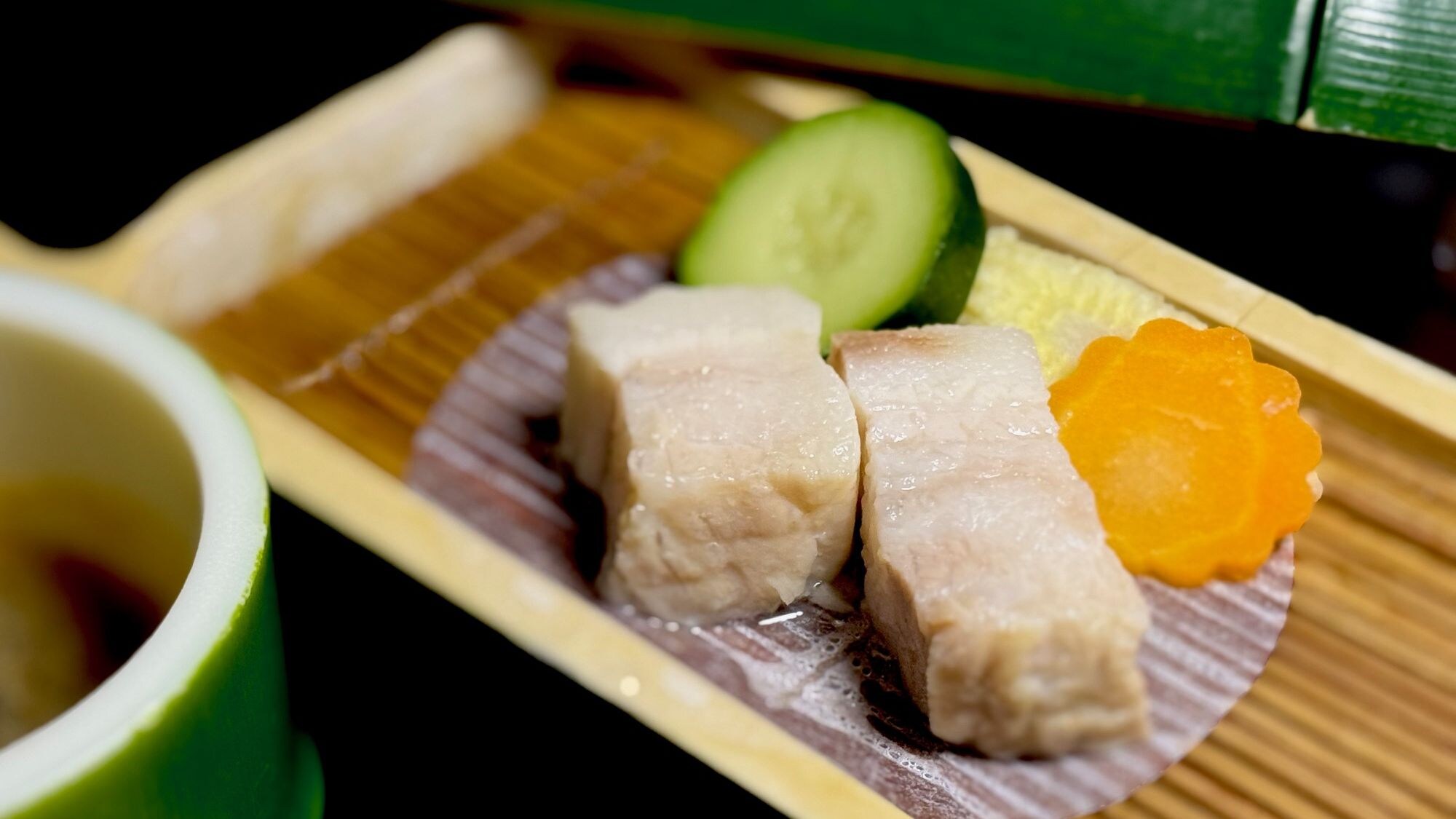 Hidangan utama musim panas (daging babi whey dan sayuran musim panas dikukus dalam rebung)