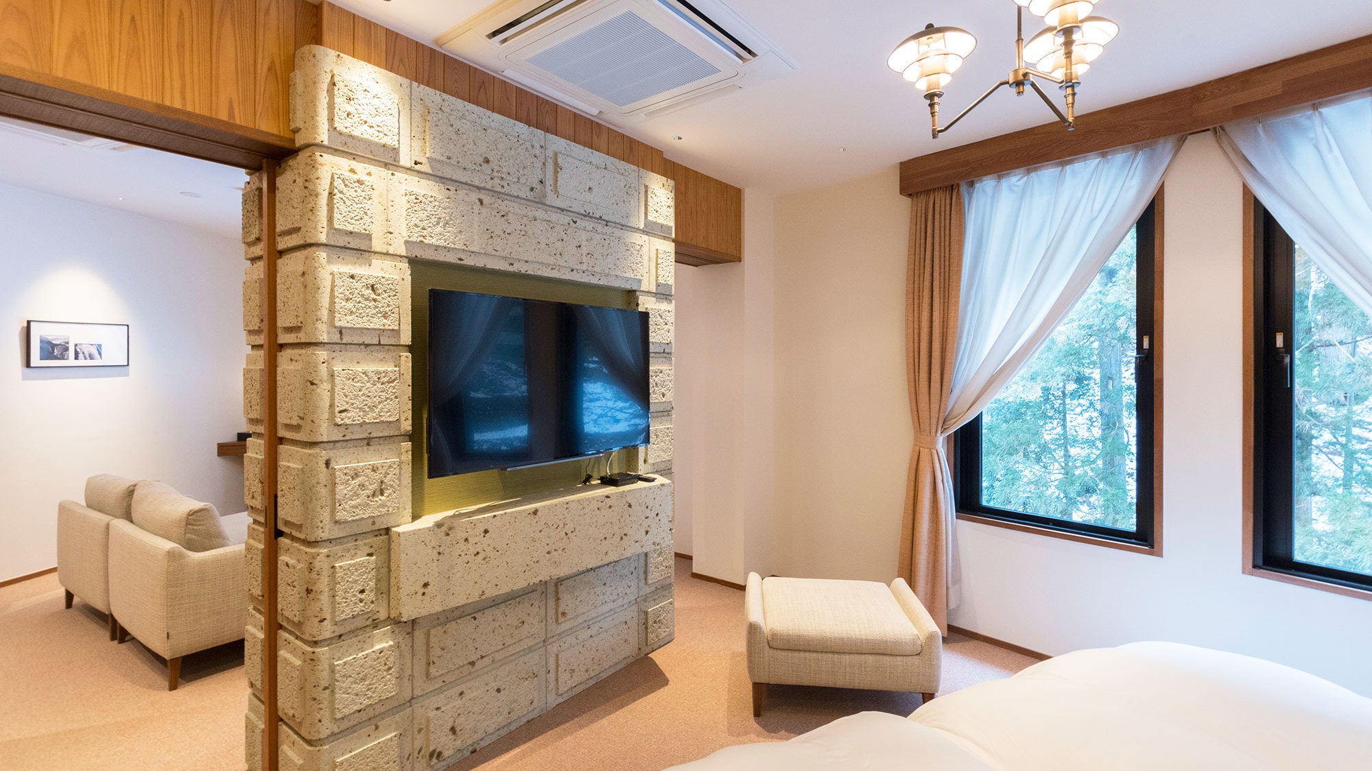 [Main building 3rd floor / 50 square meters] A spacious and relaxing space with two Hollywood twin Simmons beds.