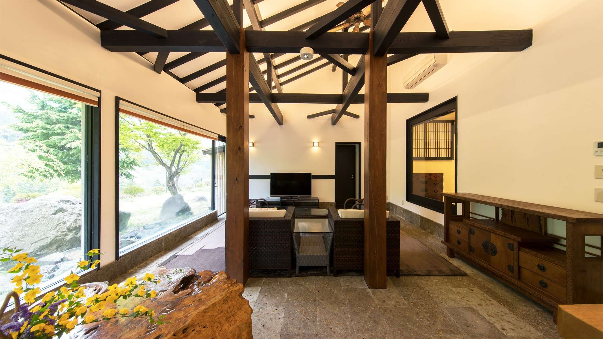 *VIP room/Living room with glass wall facing the garden