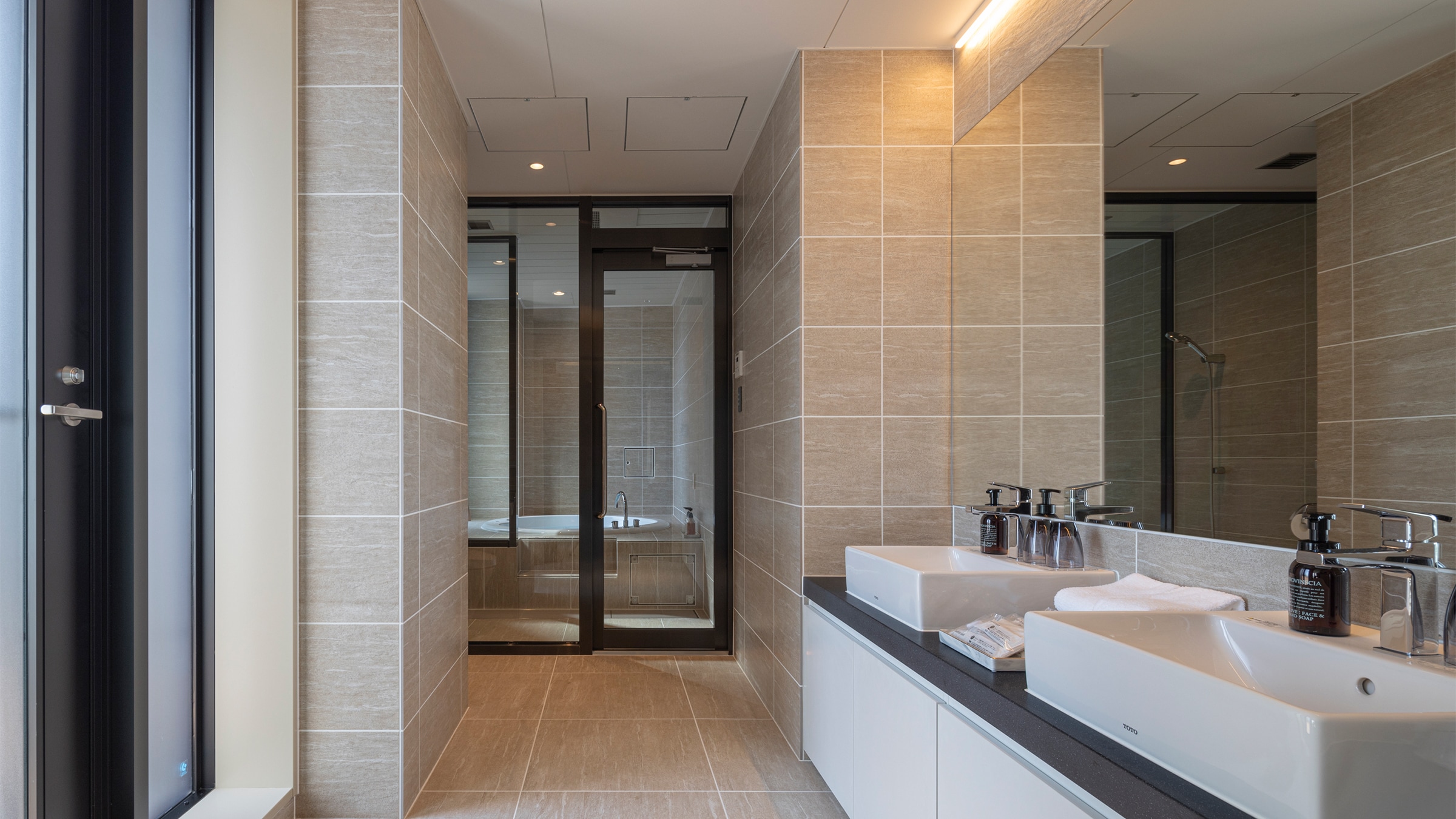 Suite room_separate washbasin