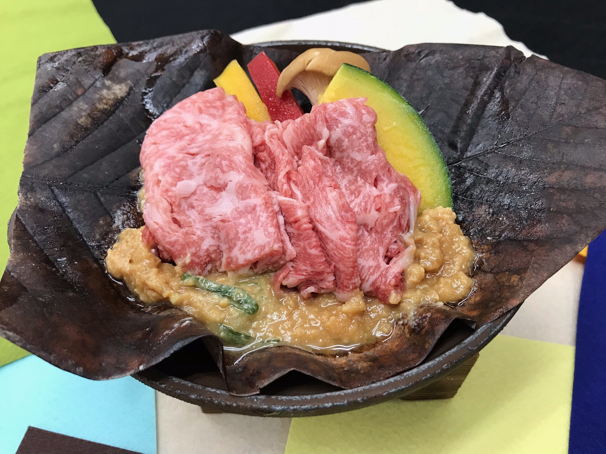 เนื้อฮิดะย่างเครื่องปั้นดินเผาใบแมกโนเลีย