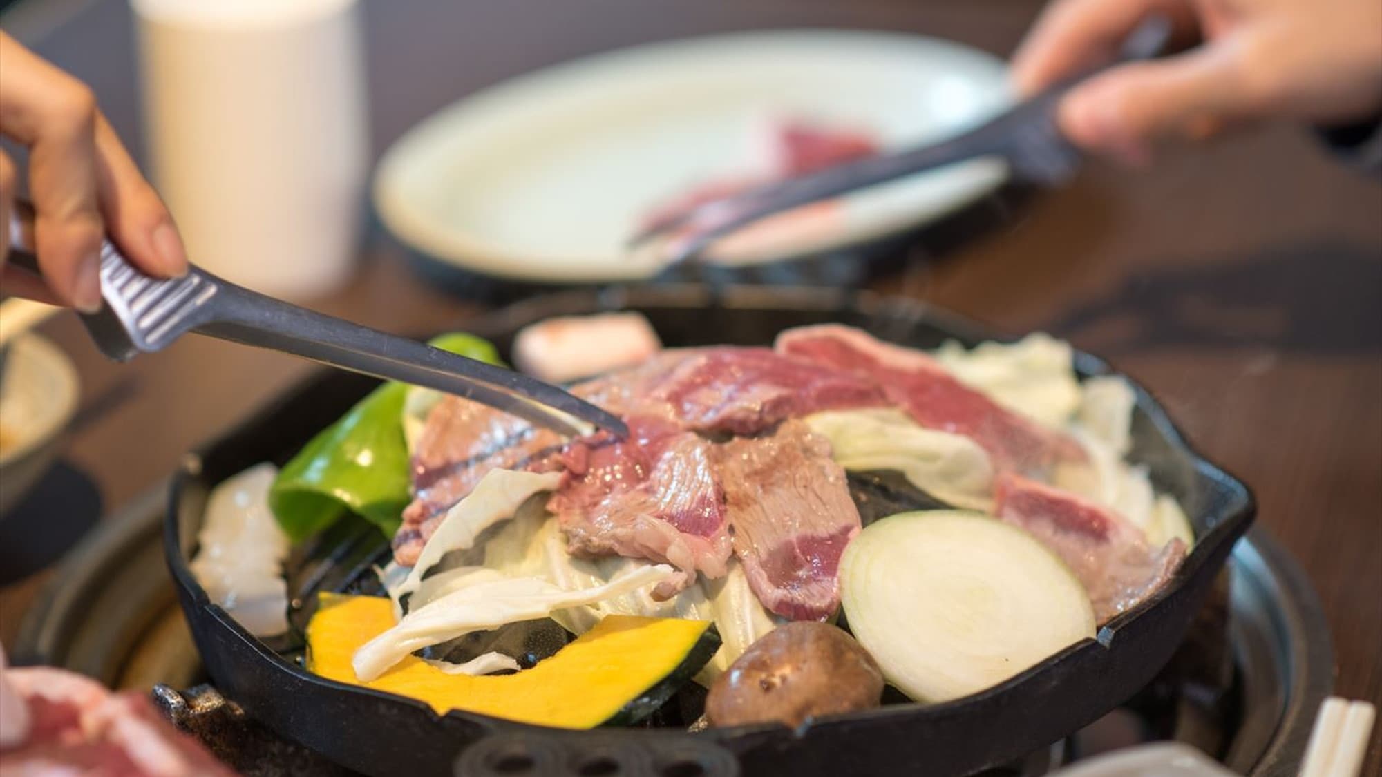 [Zao's specialty Jingisukan set meal] Enjoy juicy raw lamb cooked to your liking in an iron pot