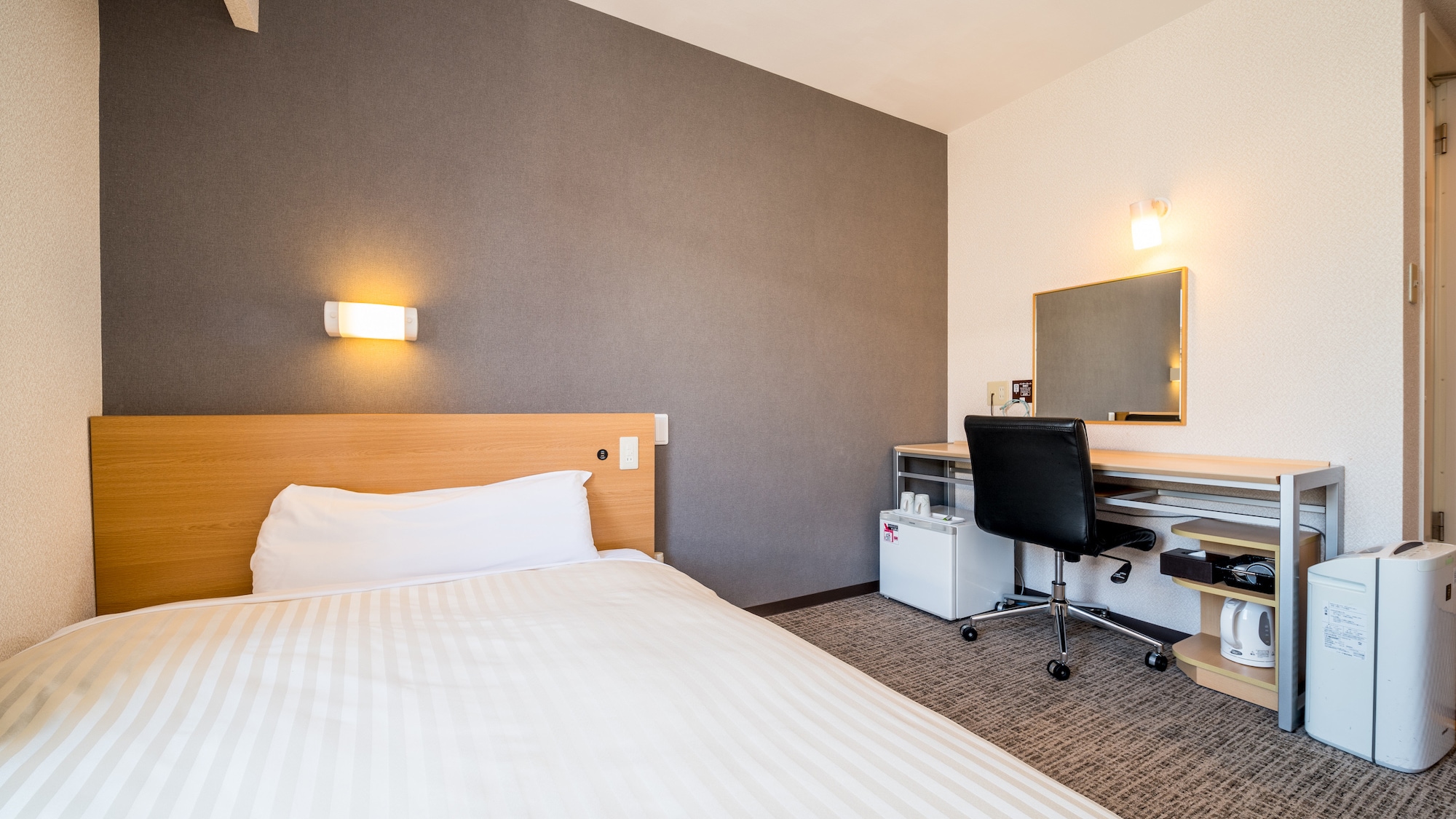 A 150cm wide bed and a mattress with just the right amount of firmness will ensure you a good night's sleep.
