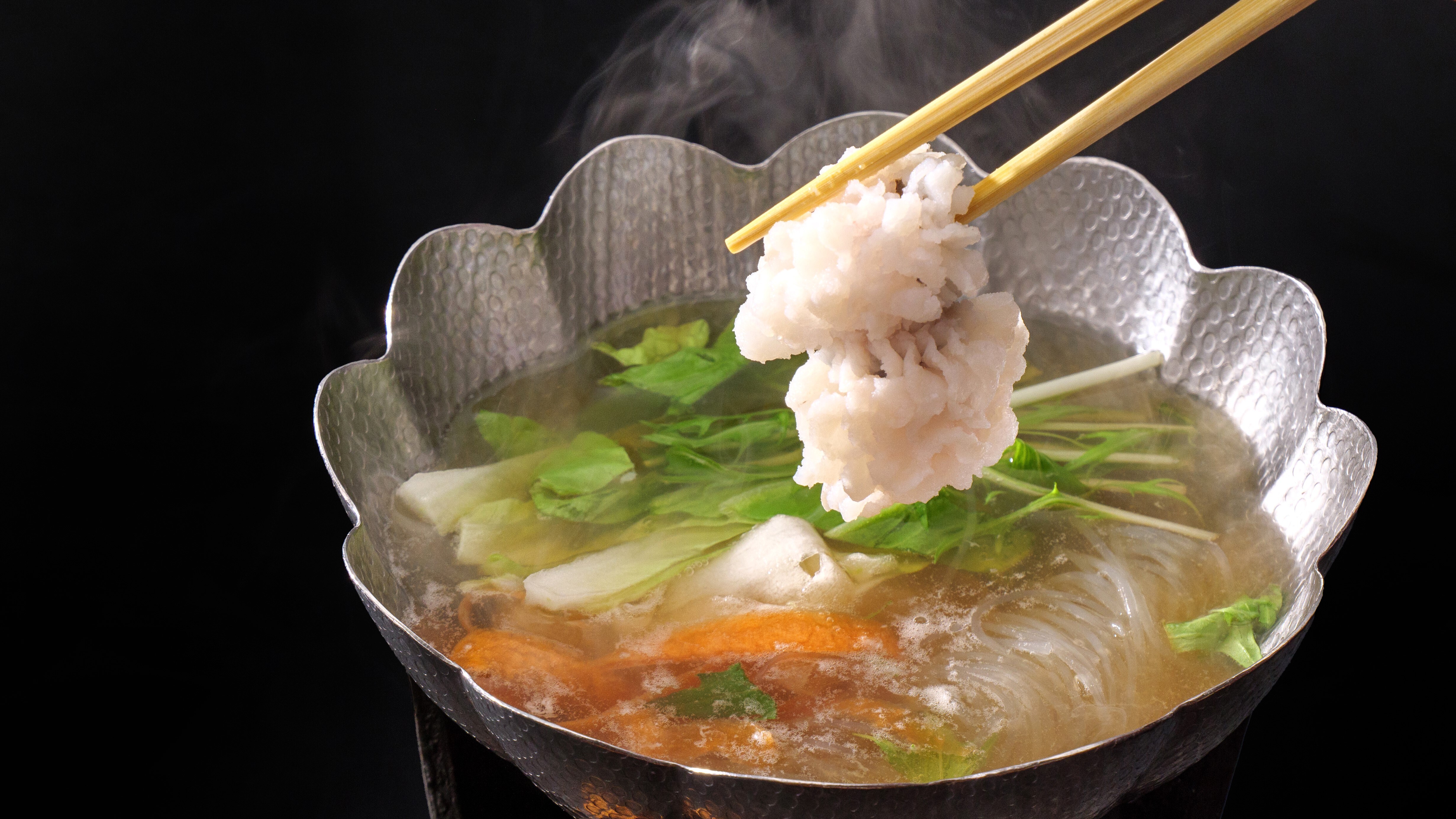 A summer gourmet kaiseki meal featuring Omi beef steak, Kujo leeks, and Setouchi conger eel in a refreshing hot pot (image).