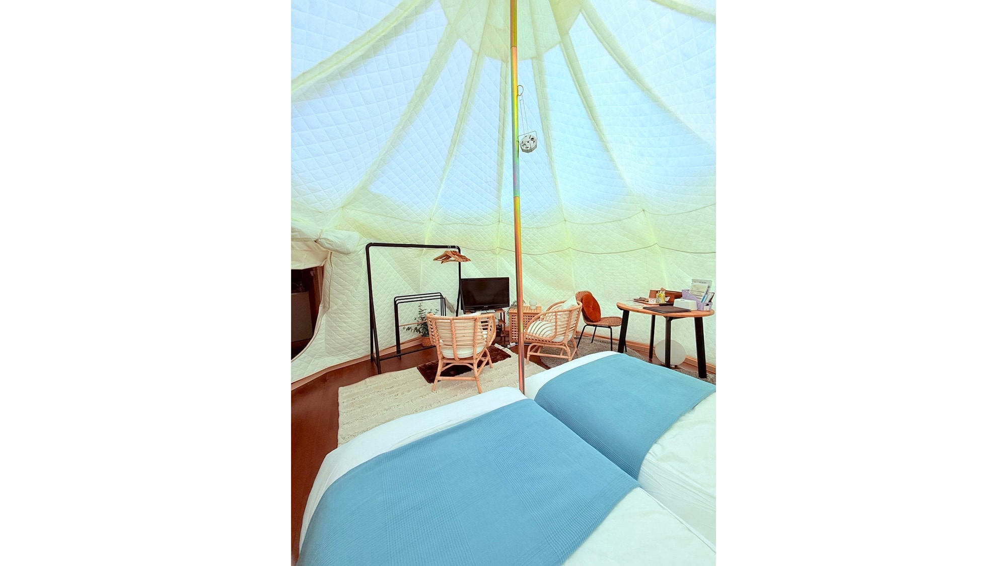 ・[Bell Tent A] Equipped with a TV, table, chairs, etc., it is a relaxing space like home.