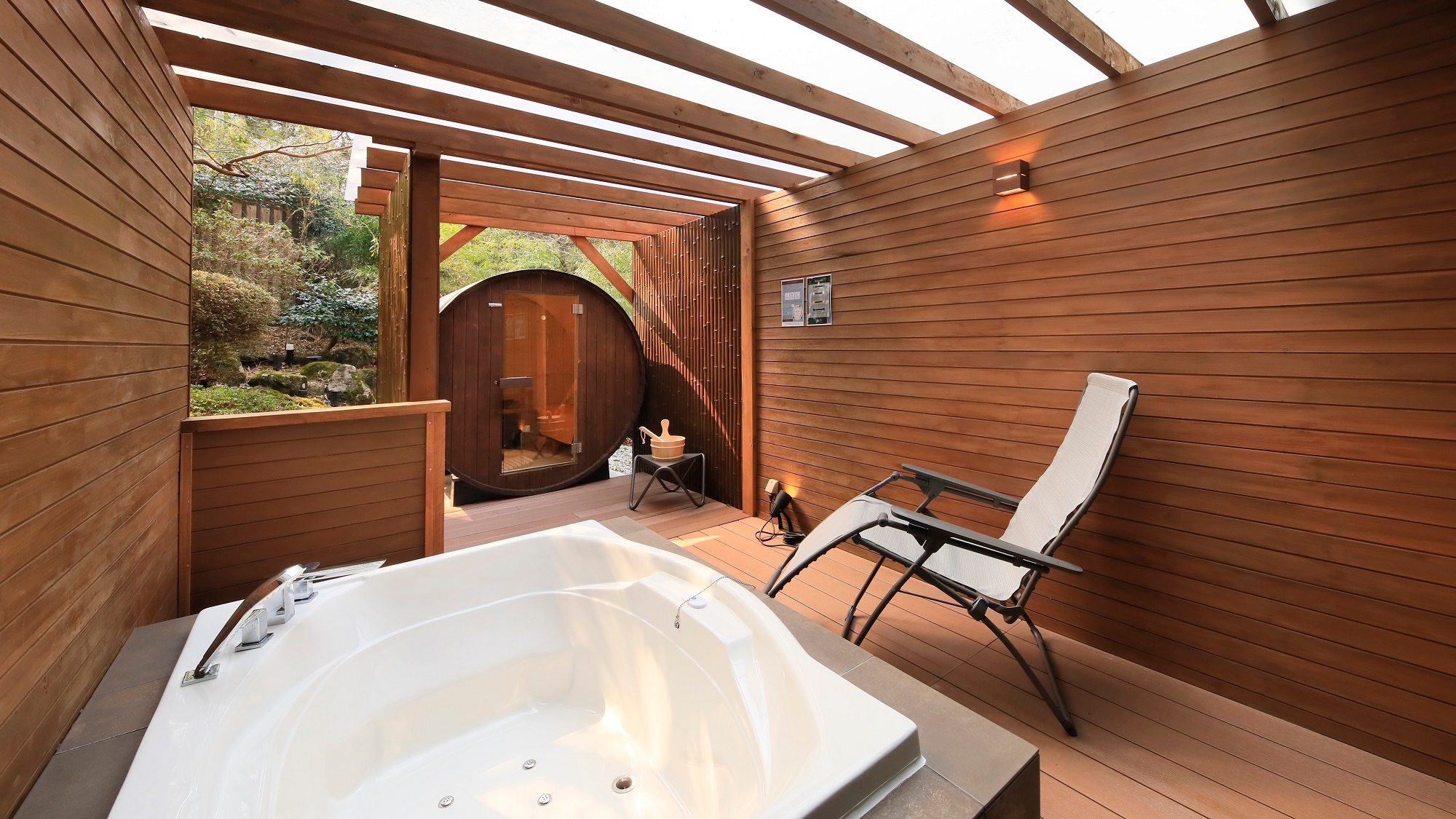 <Japanese-Western room with open-air sauna> Barrel sauna installed on the terrace