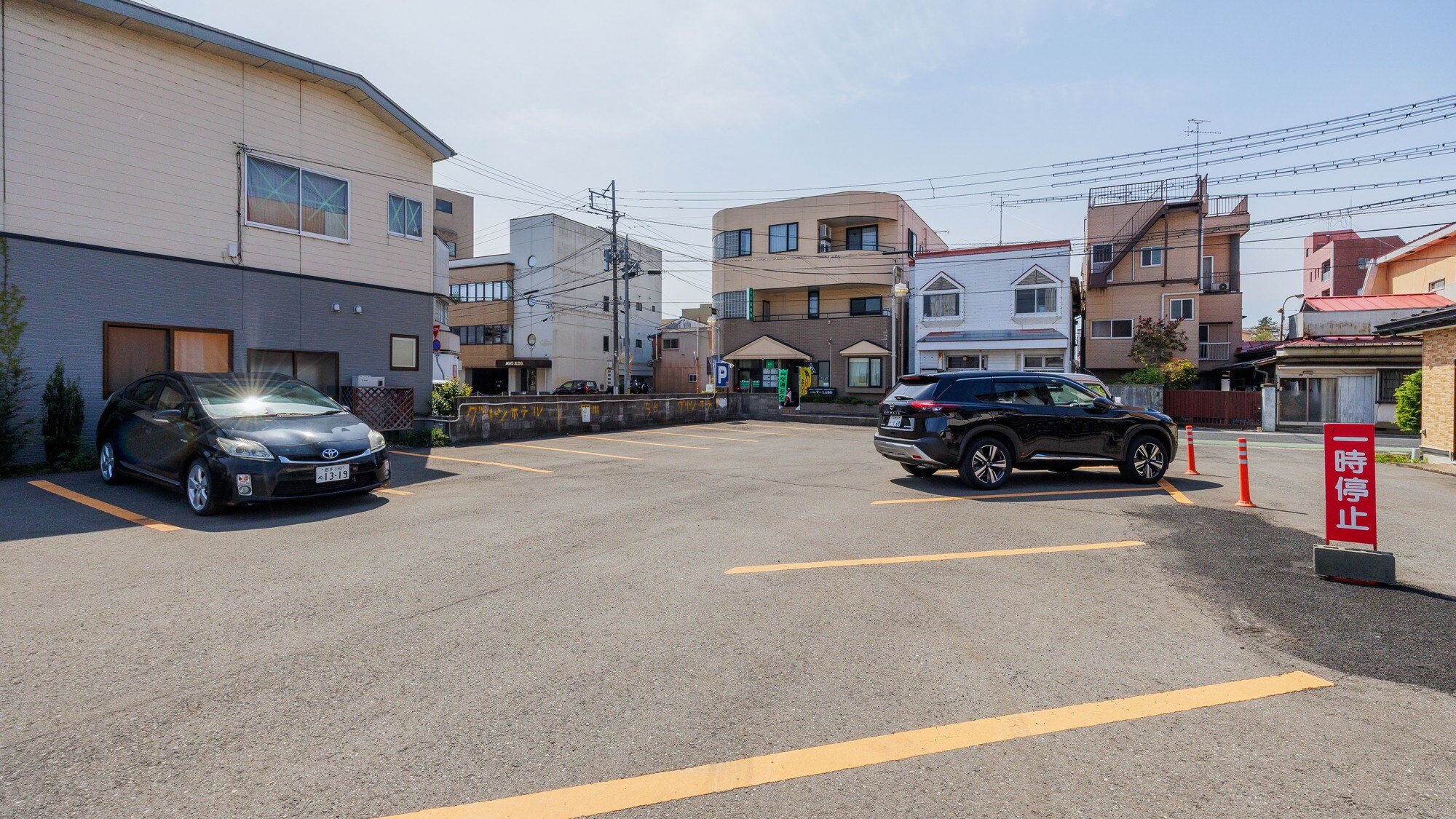 [Parking] We have a flat parking lot on the premises (300 yen/night for a normal car)