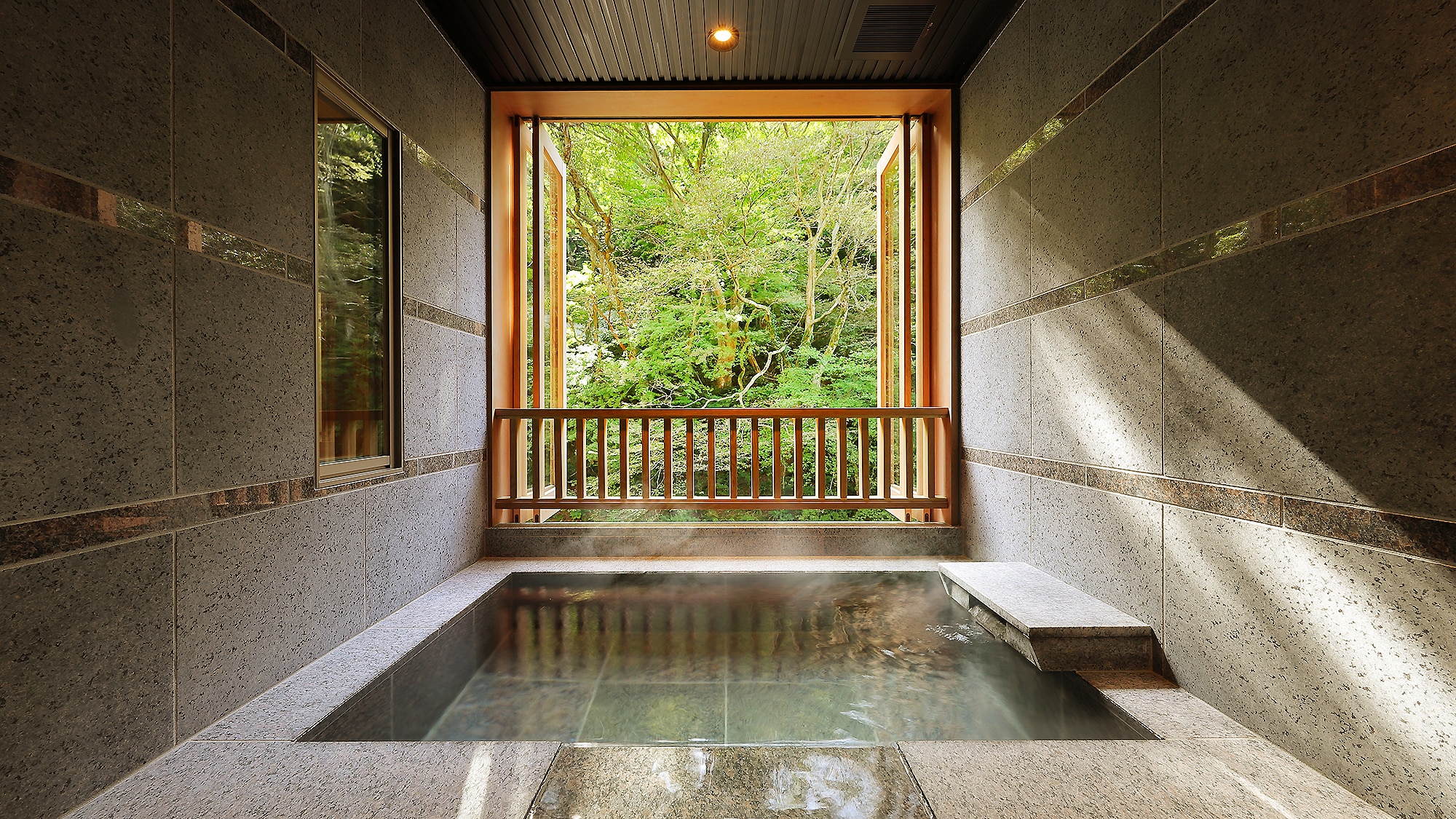 帶露天浴池的特別房間“Momiji Suito”