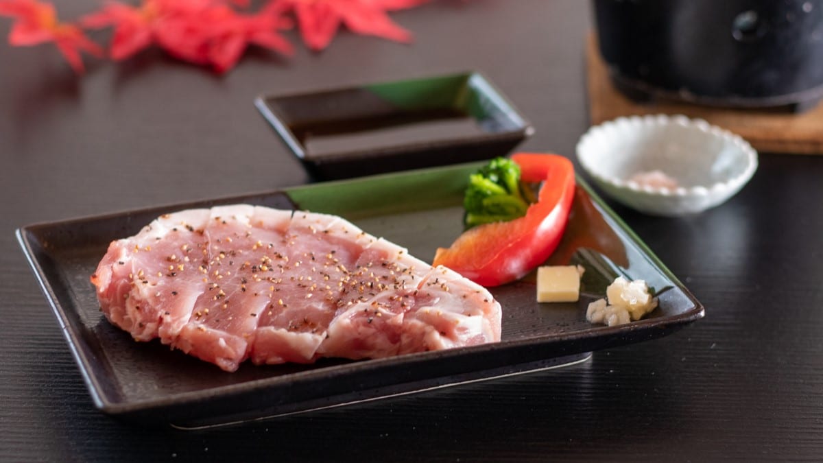 ・A hearty Joshu Barley Pork steak. Grill it until golden brown and enjoy with salt or sauce.