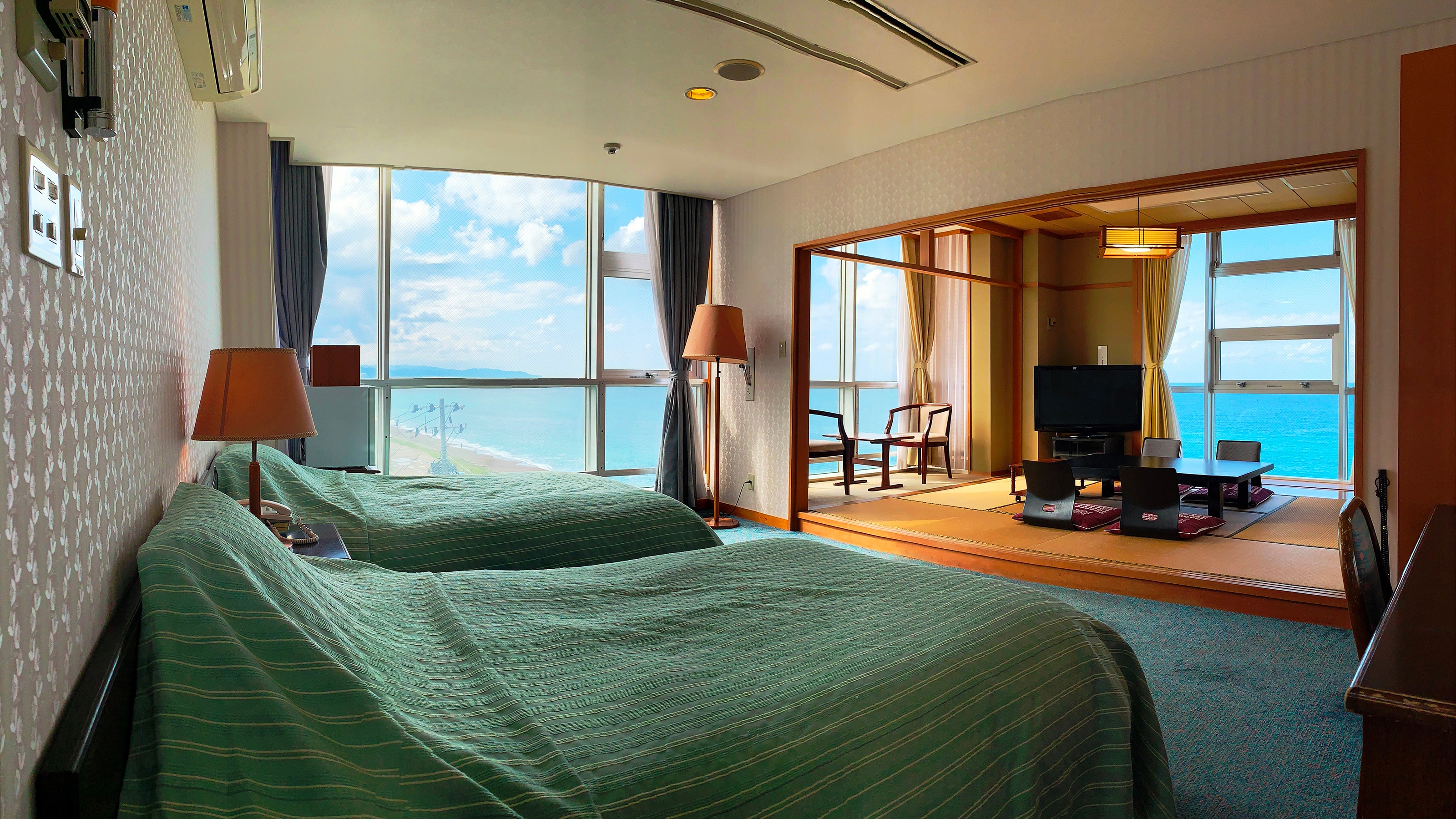◆[Guest Room] [Deluxe Japanese-Western Room] The large windows that span two sides of the room are popular!