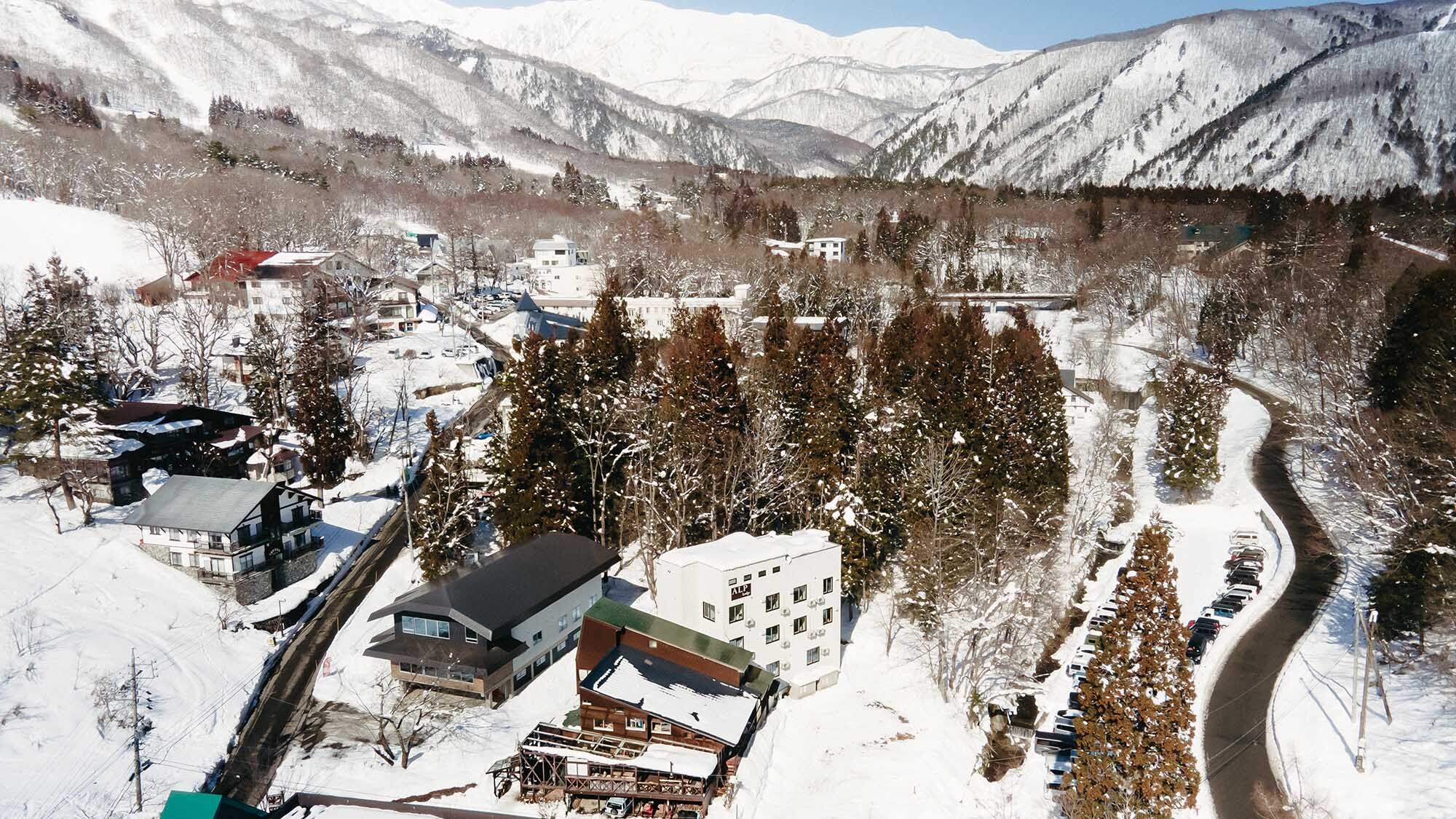 ・[外观] 位于白马八方尾根滑雪场前的旅馆，四周被群山环绕，可欣赏到美丽的雪景。